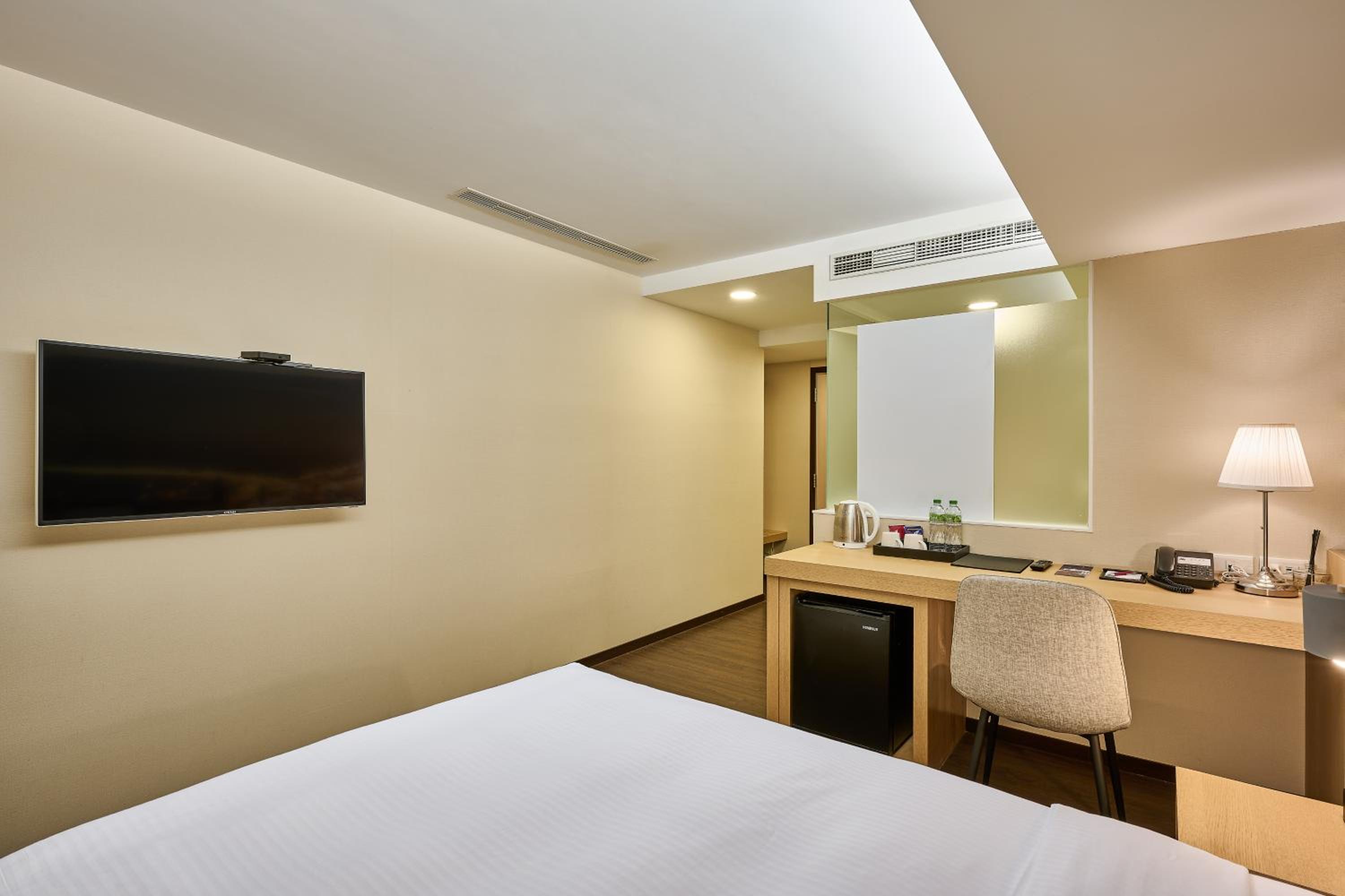Standard Double Room - No Window photo 3