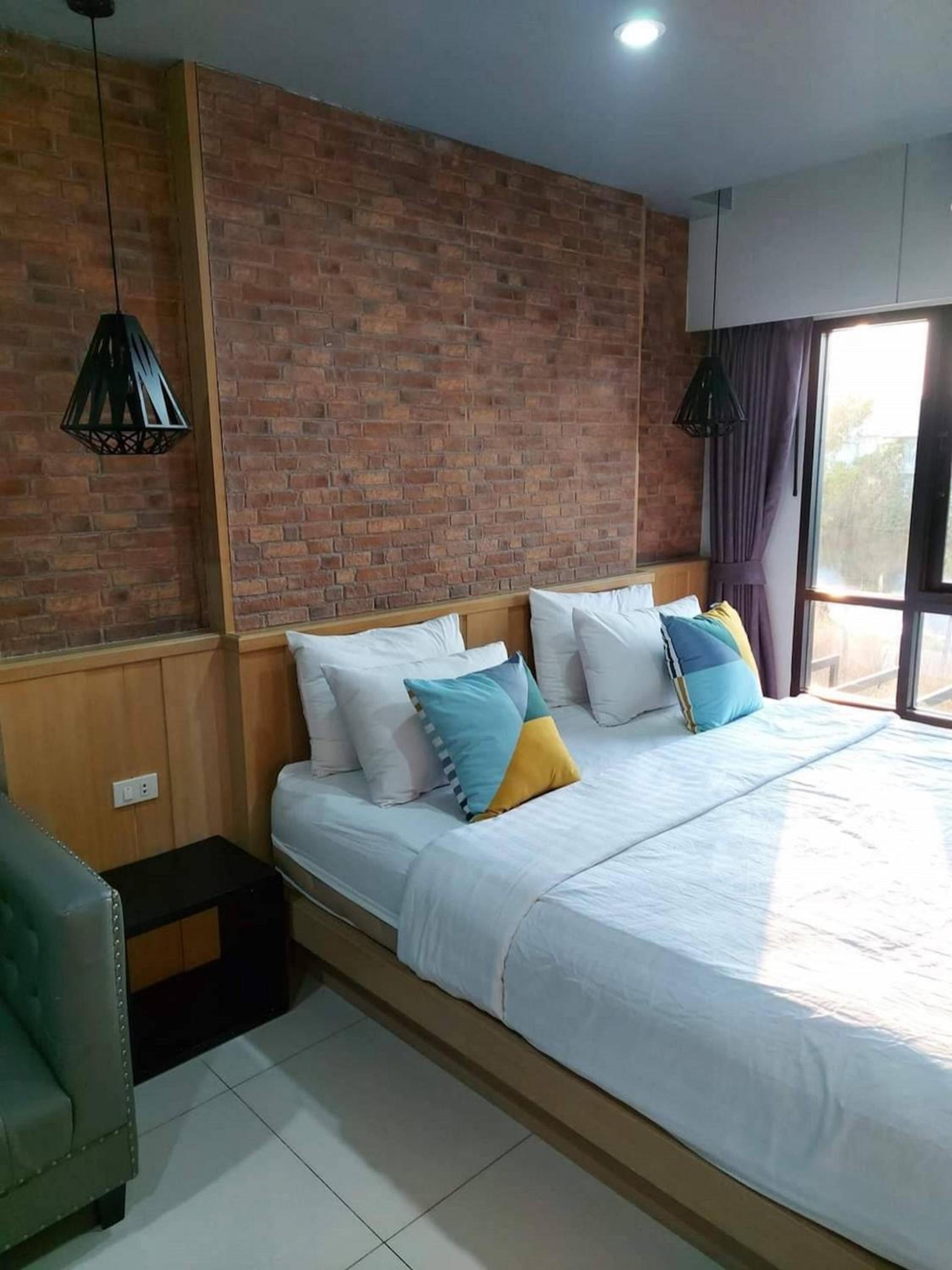 Deluxe King Room - Photo 12