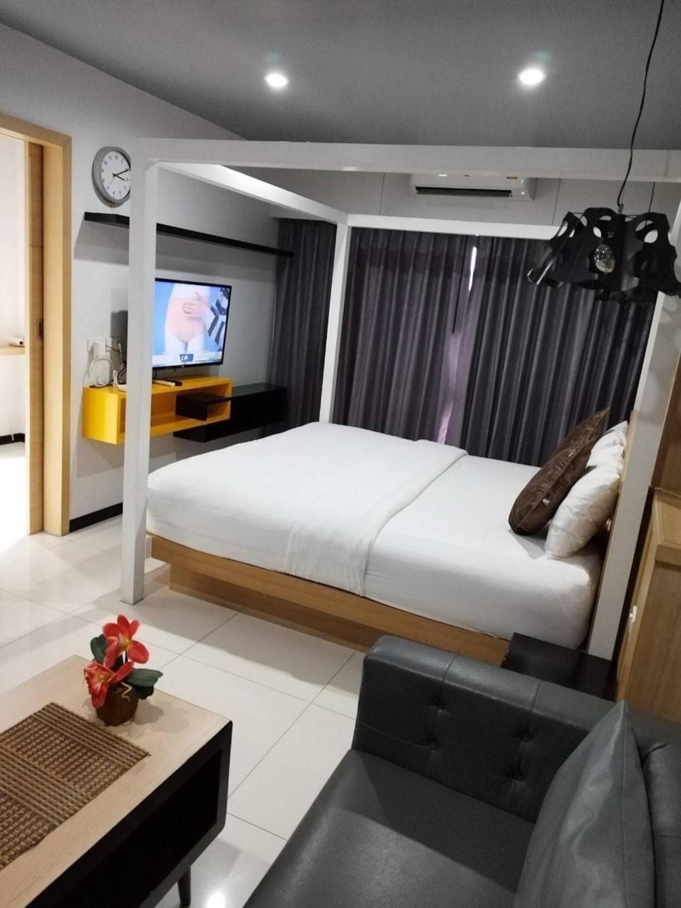 Deluxe King Room - Photo 9