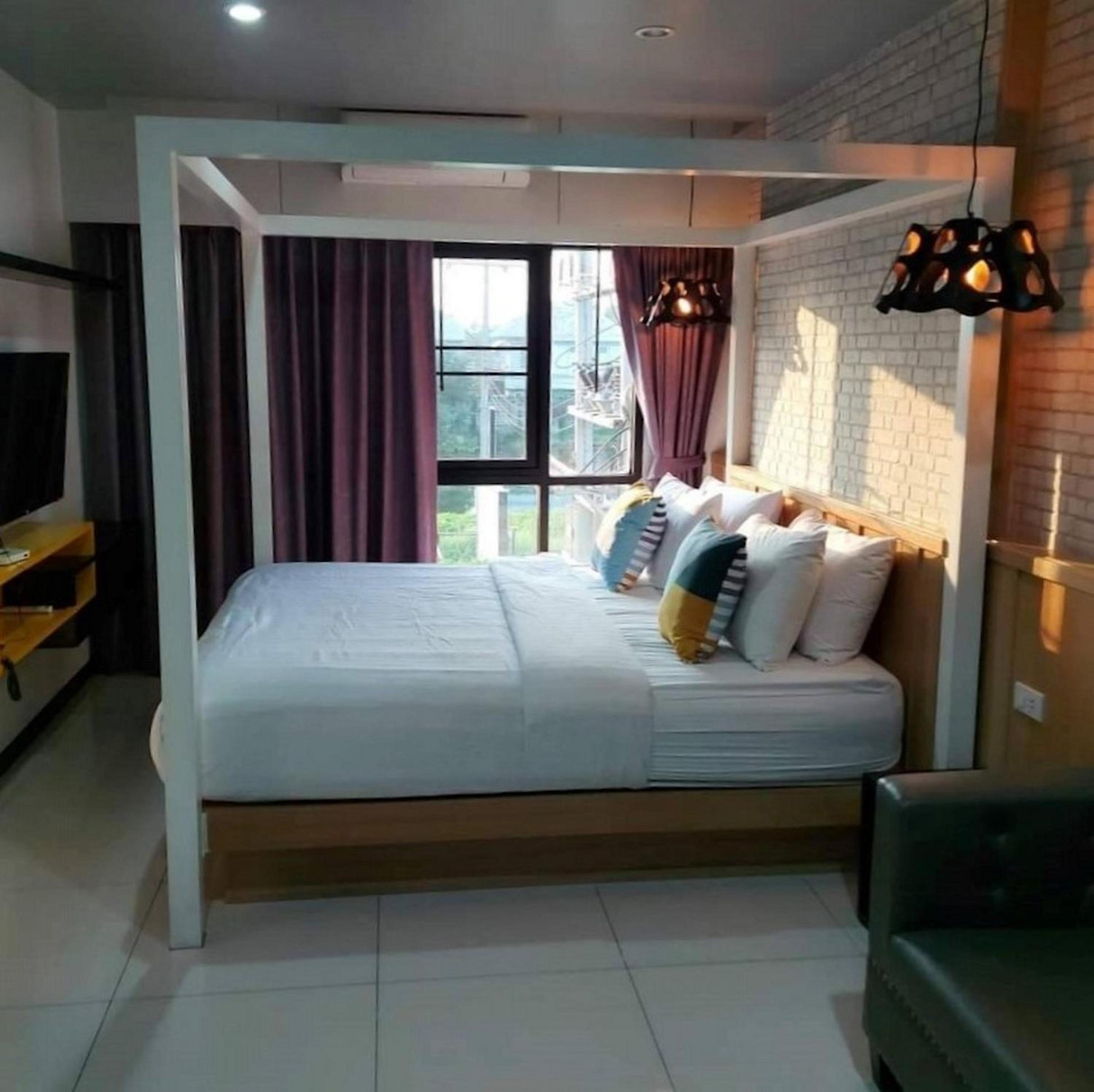 Deluxe King Room - Photo 10