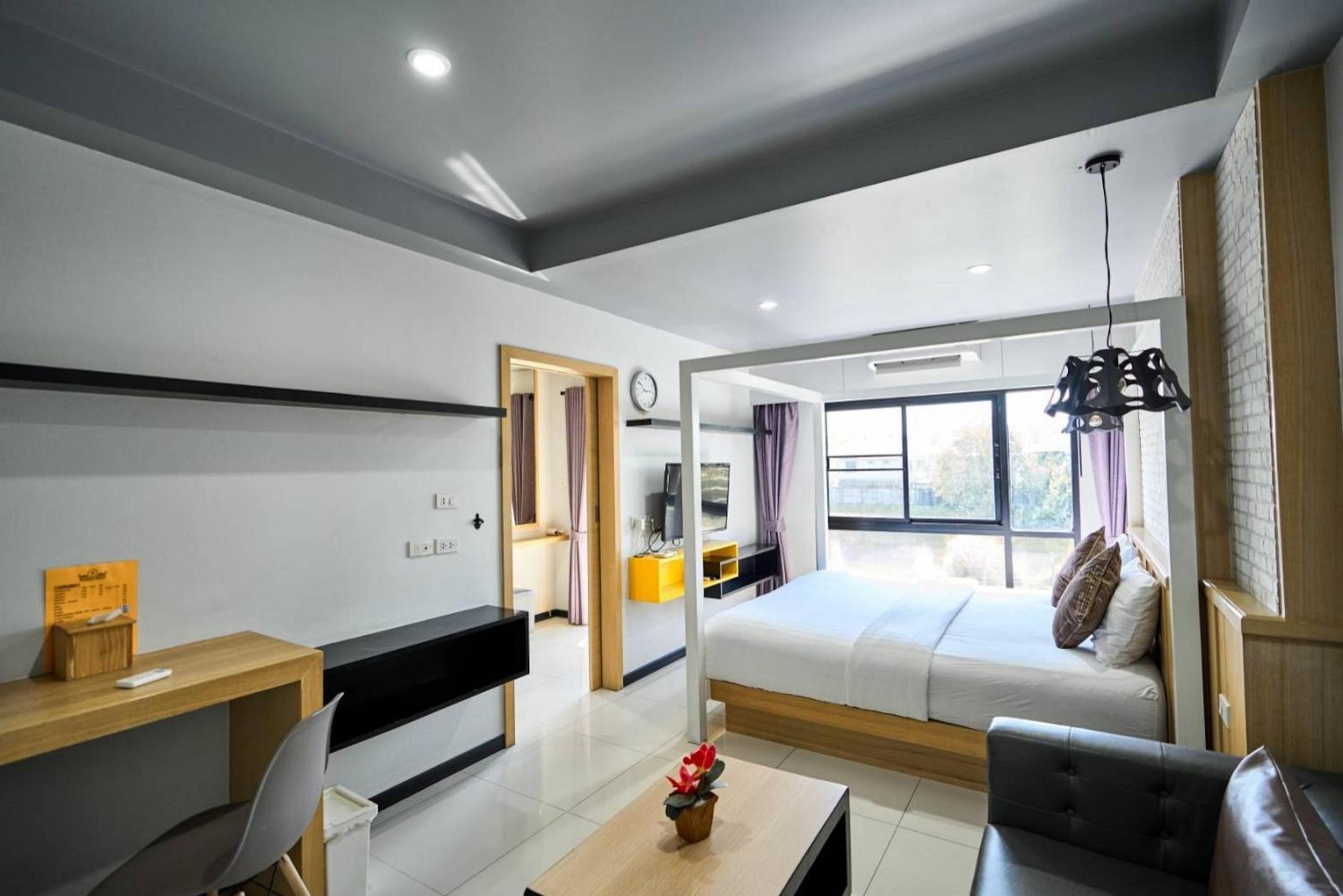 Deluxe King Room - Photo 5