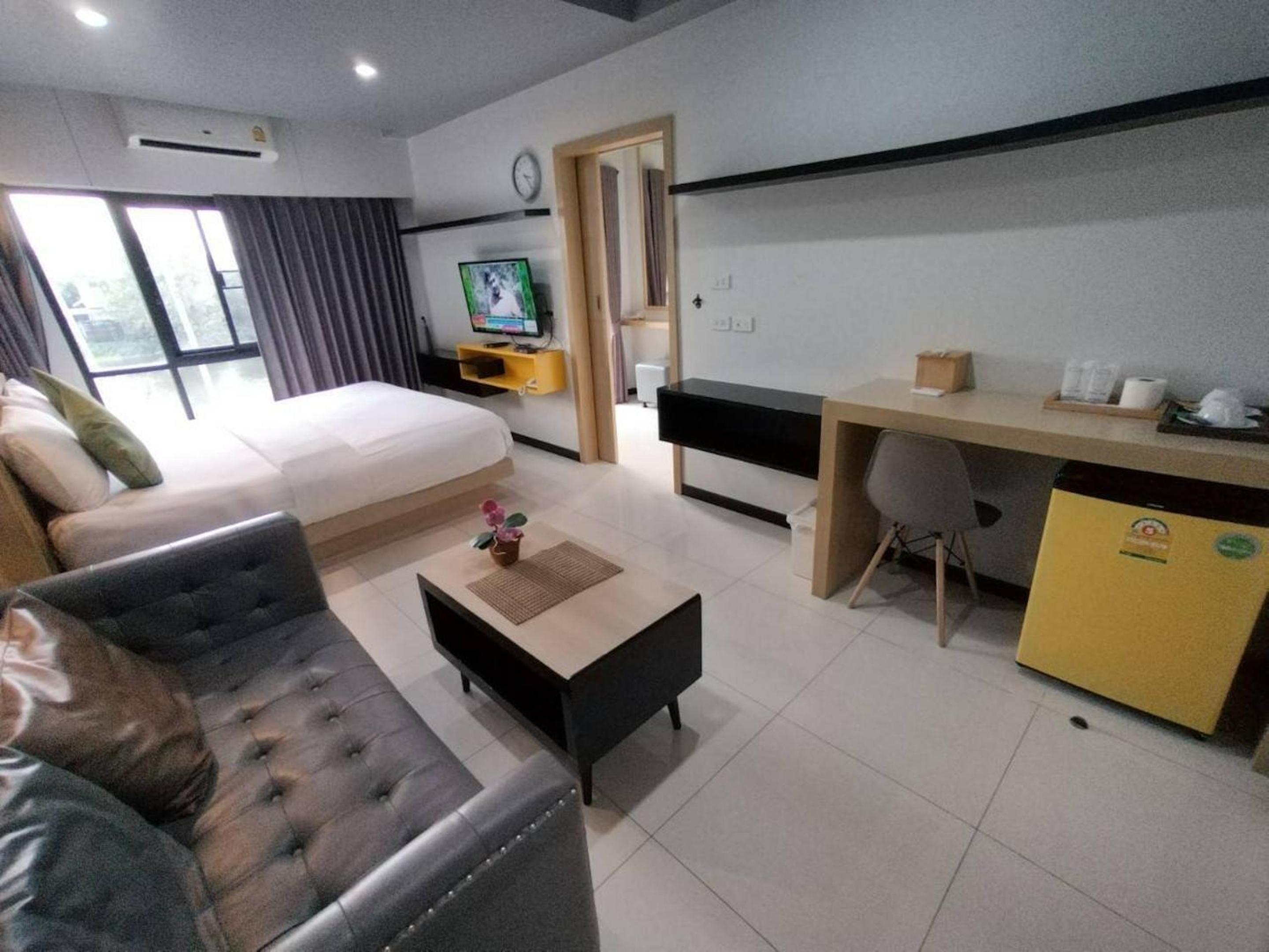 Deluxe King Room - Photo 4