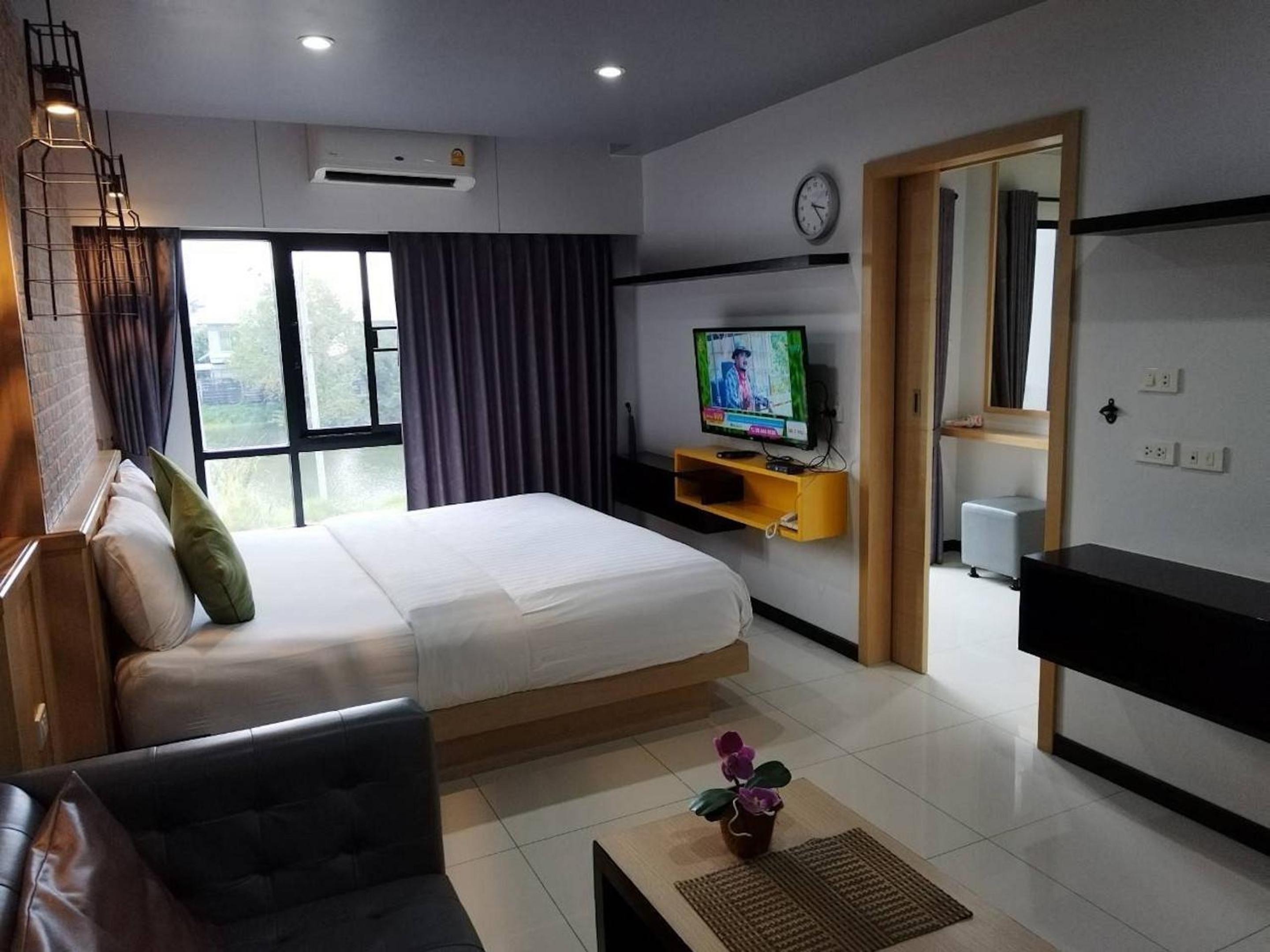 Deluxe King Room - Photo 8