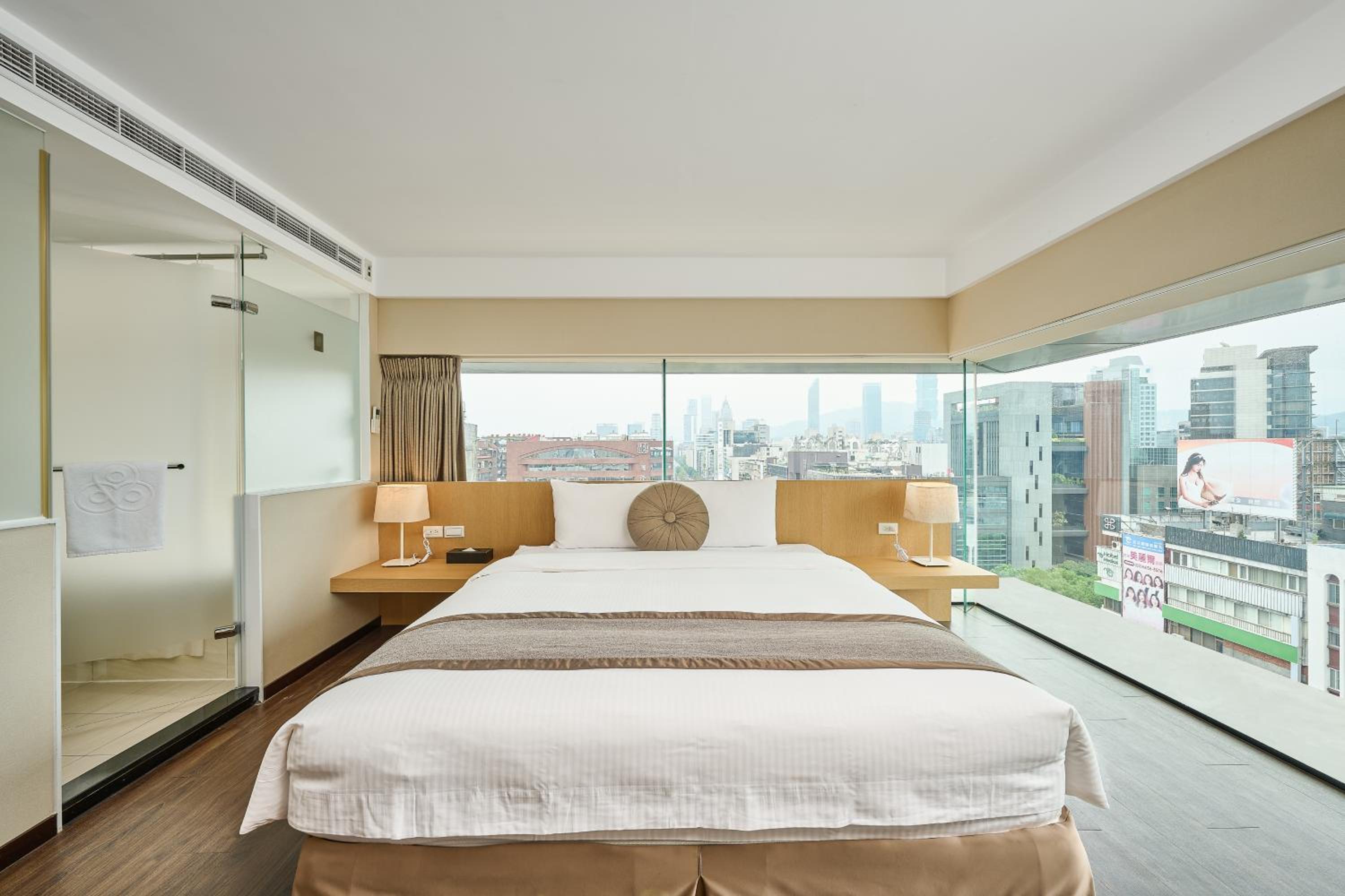 Deluxe Double Room with Full Taipei 101 View photo 2