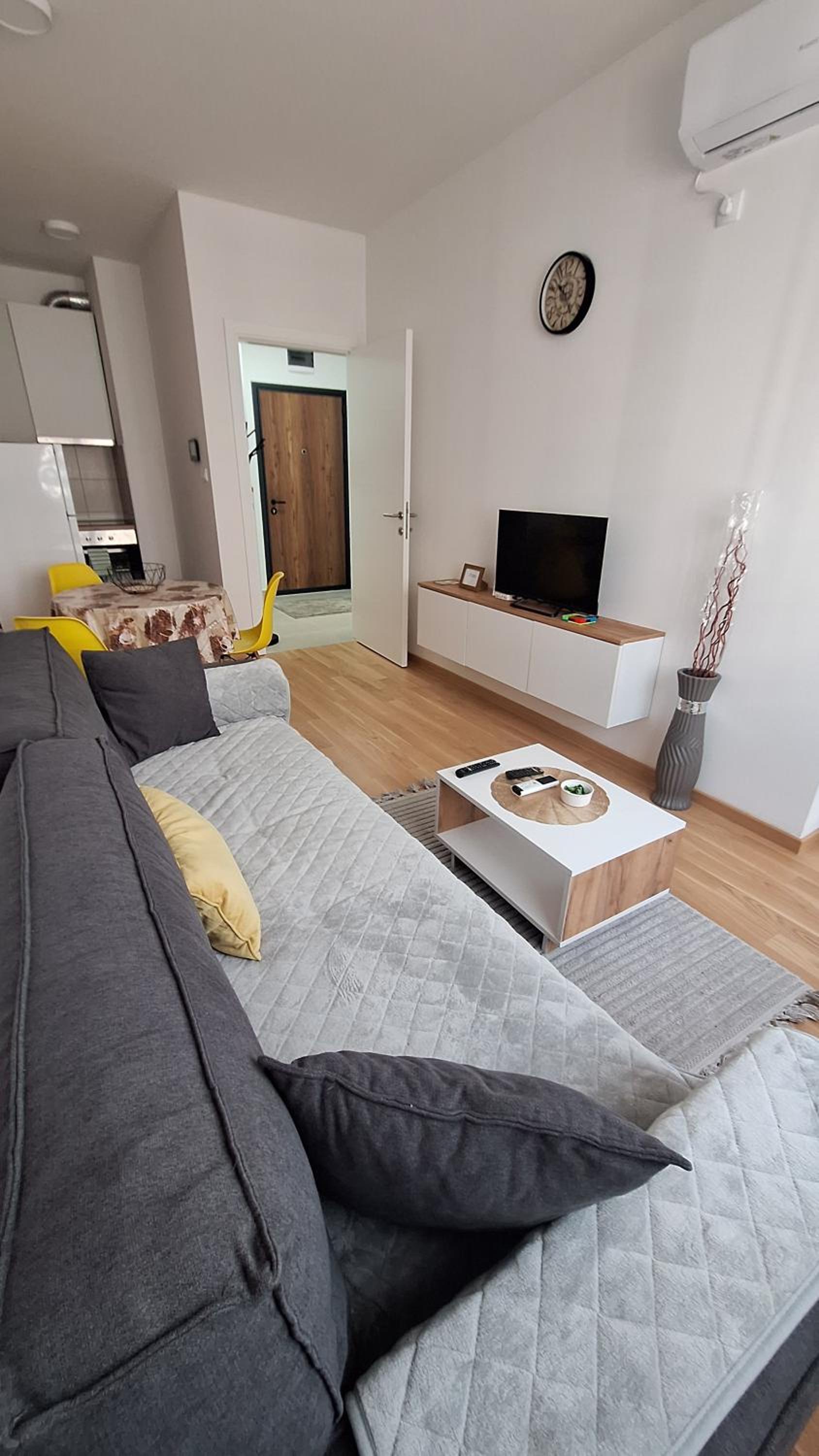 One-Bedroom Apartment photo 1