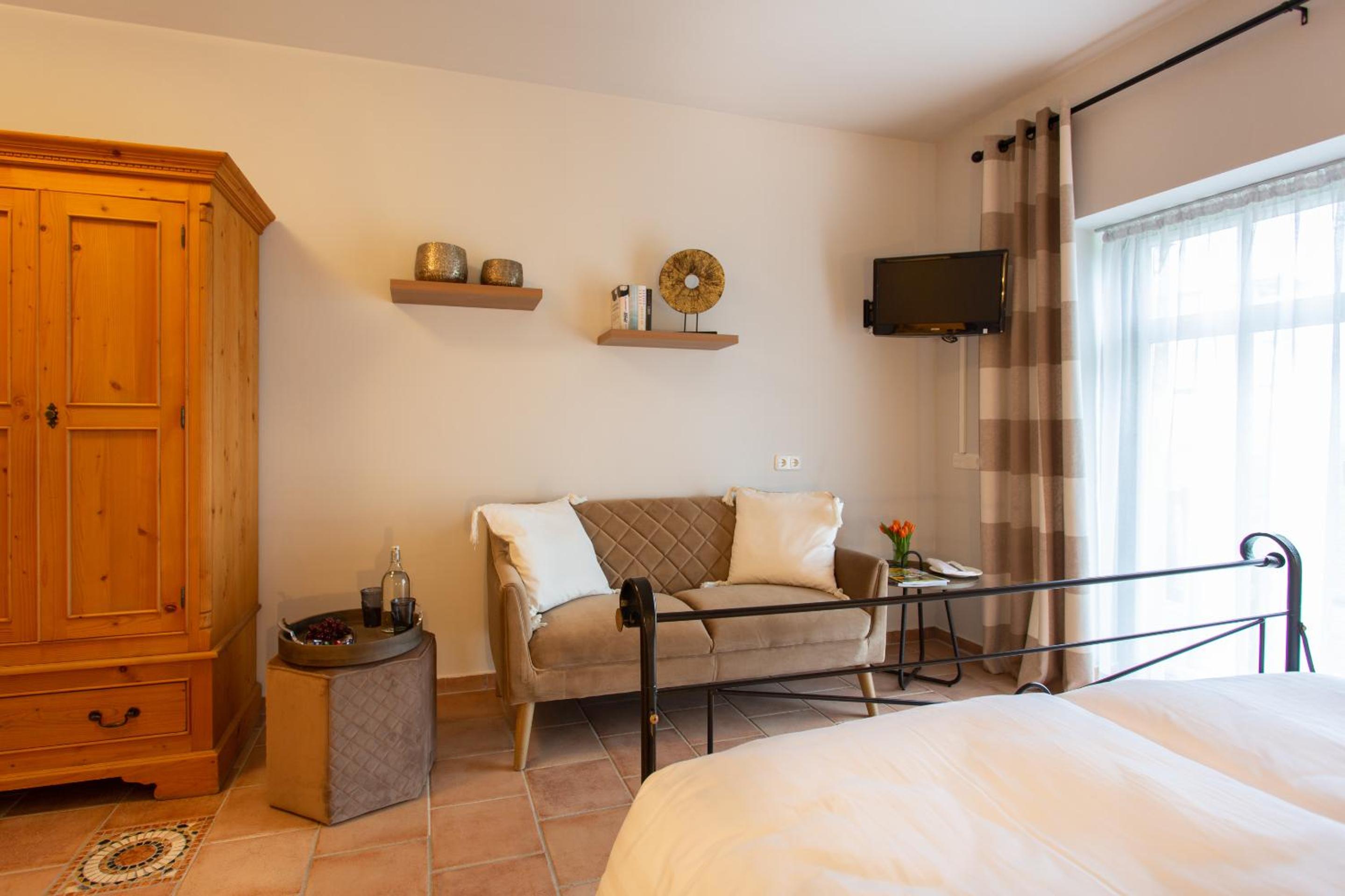 Deluxe Double Room with Shower - Photo 4
