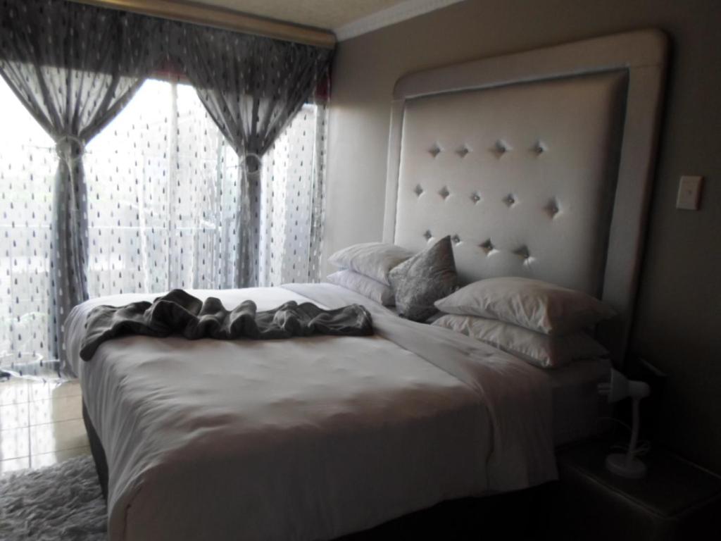 Deluxe Suite with Spa Bath photo 1