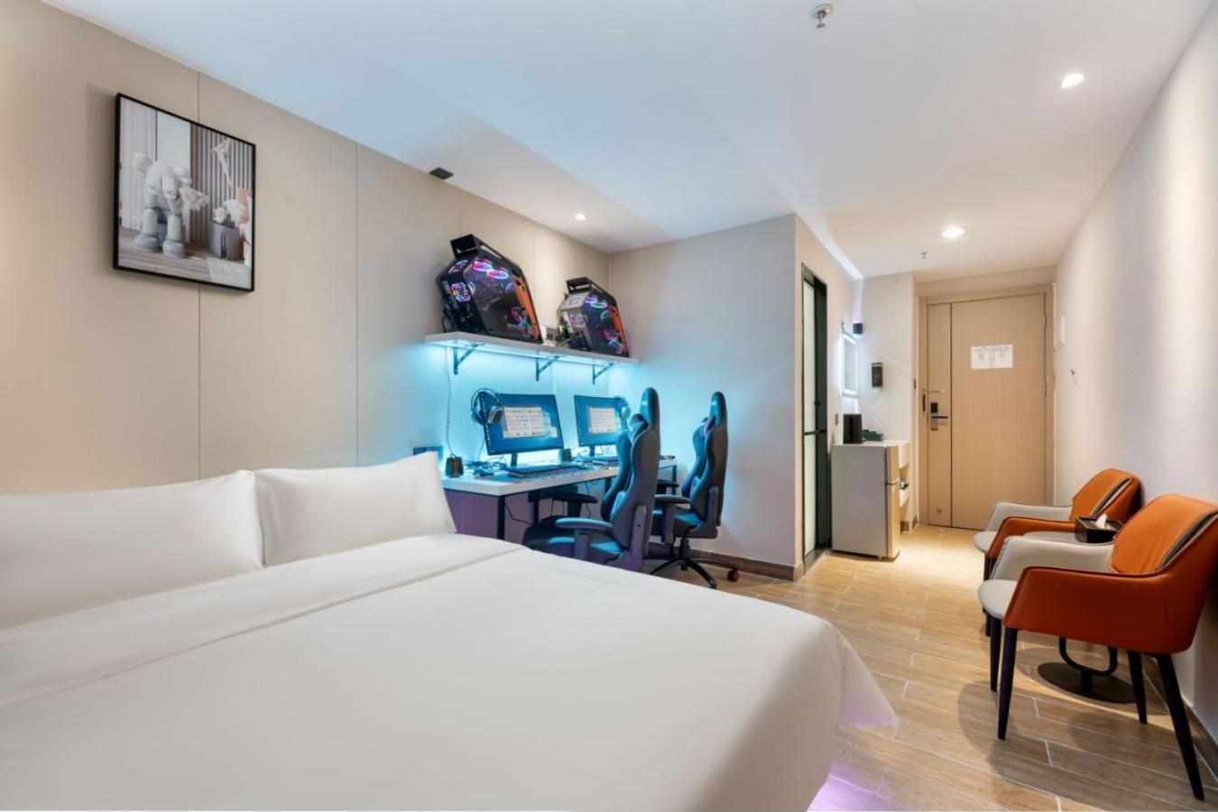 Deluxe Queen Room City View 