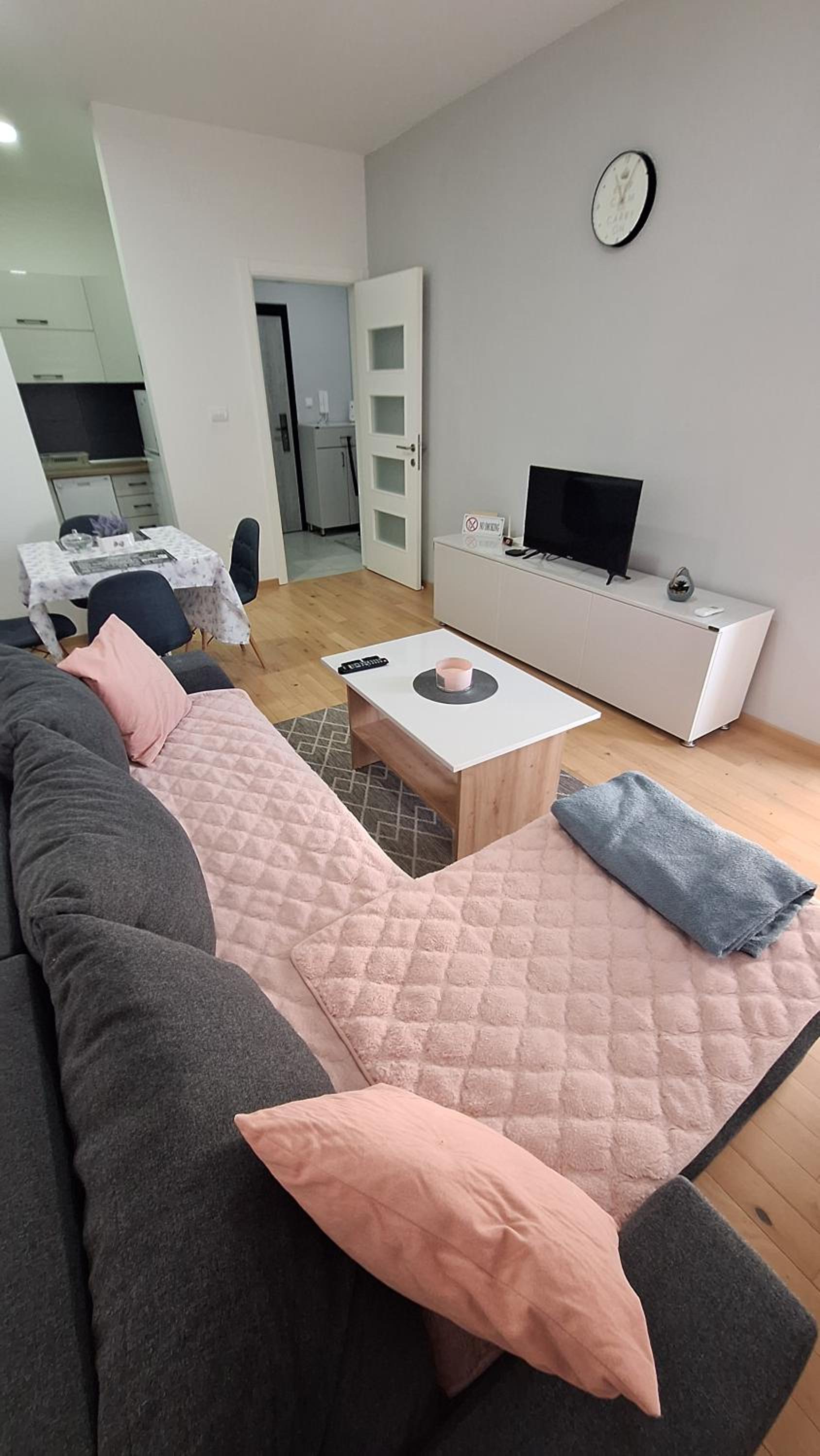 One-Bedroom Apartment photo 2