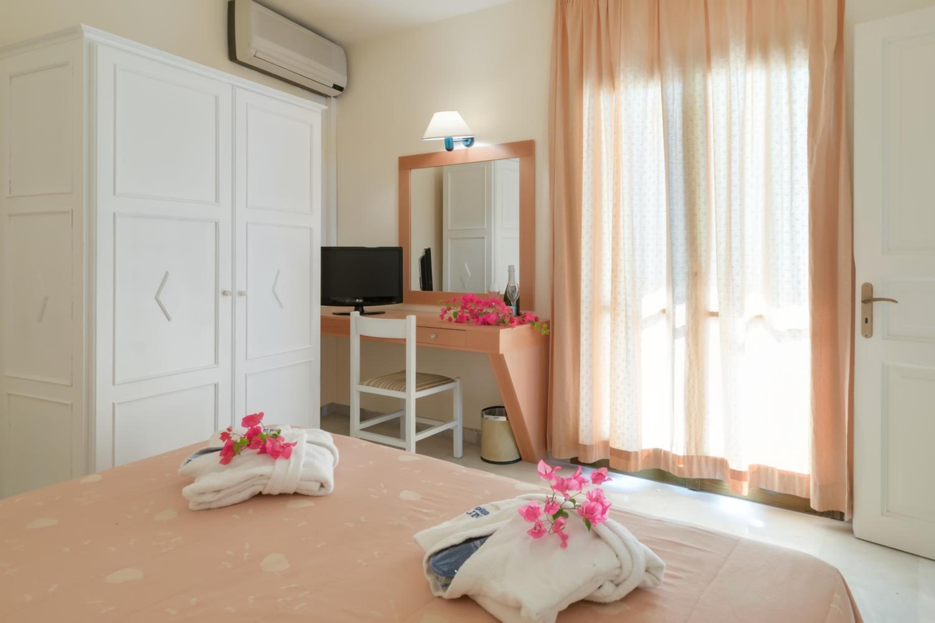 Two Bedroom Apartment with Inland View thumbnail 6