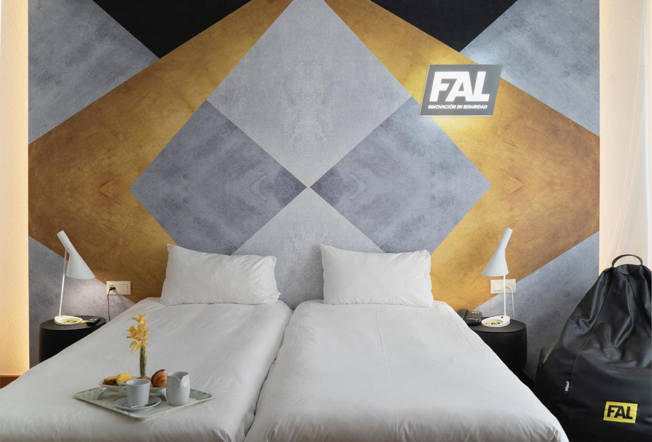 Standard Twin Room - Photo 4