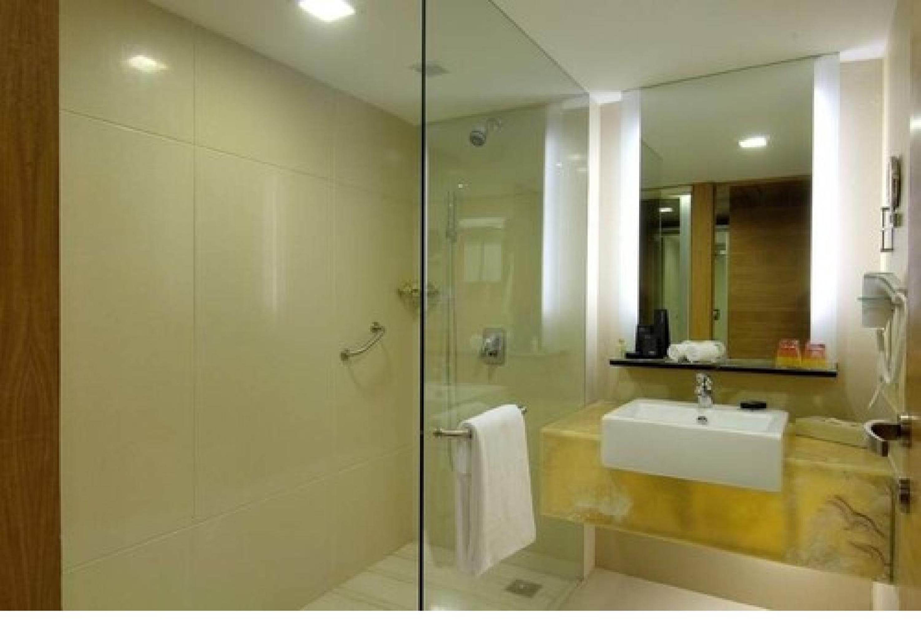 Junior Suite with Complimentary 2 IMFL Drinks , 2 Pieces of Laundry per stay and 20% discount on Spa. - Photo 9