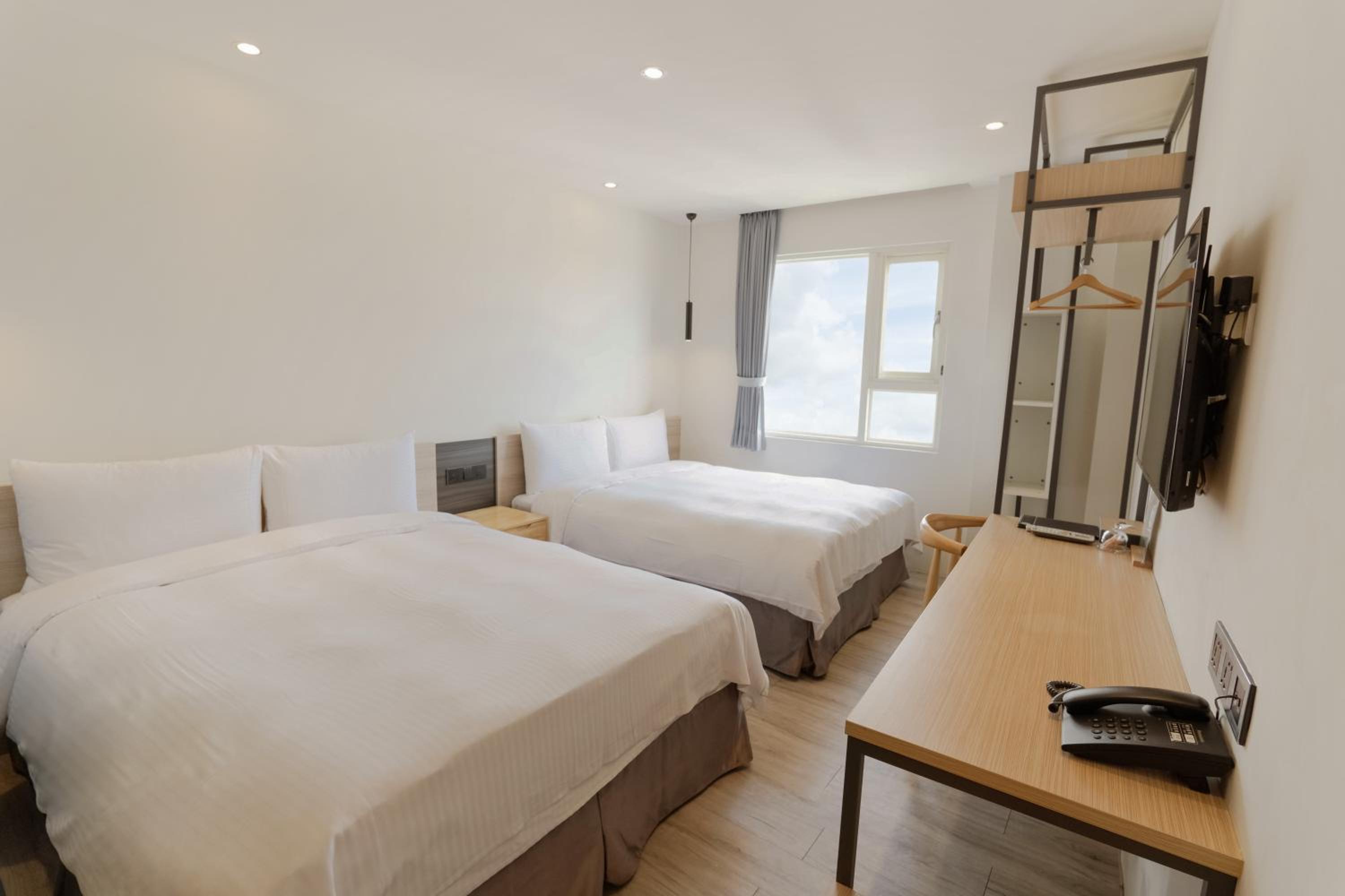 Economy Quadruple Room - Photo 9