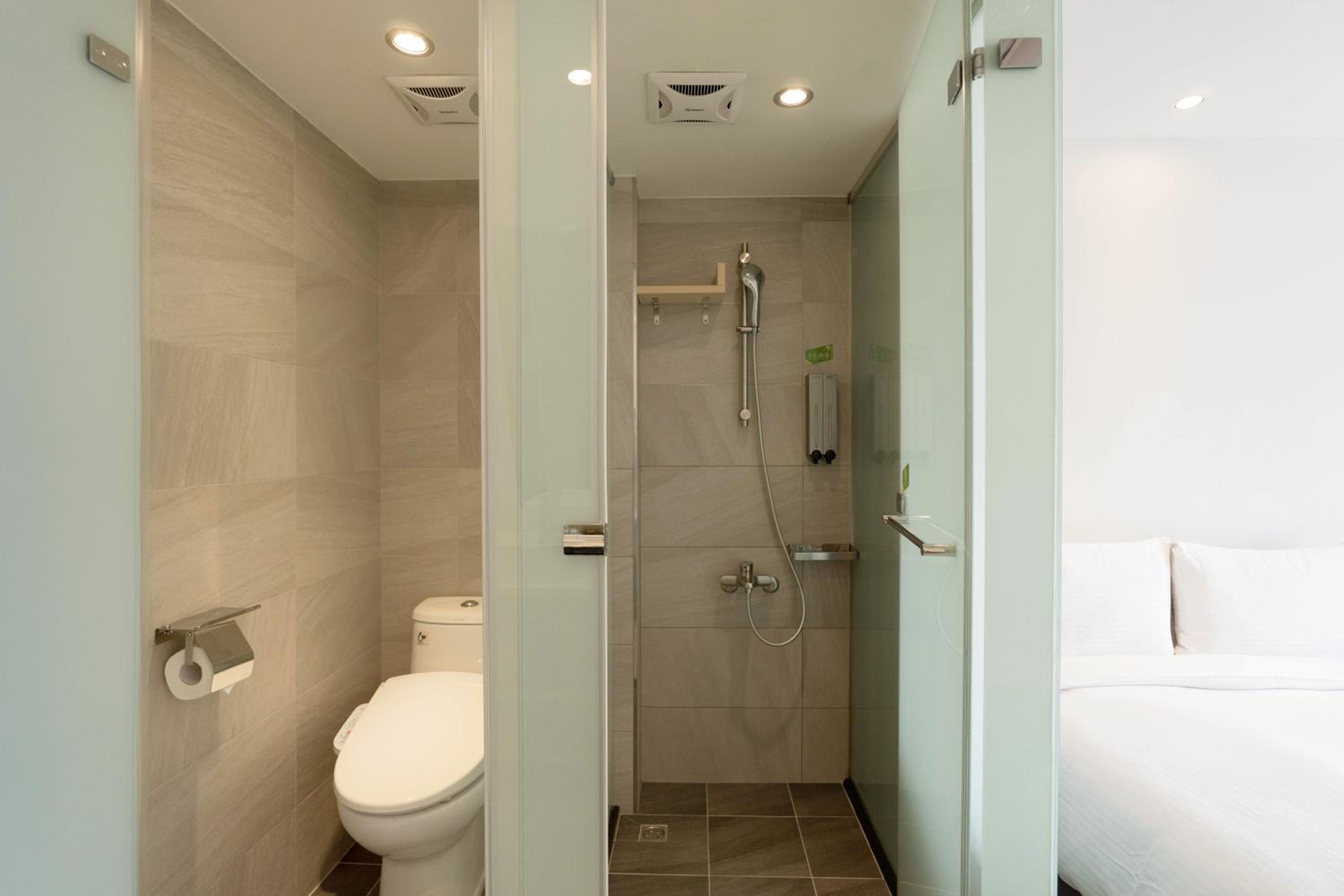 Economy Quadruple Room - Photo 6