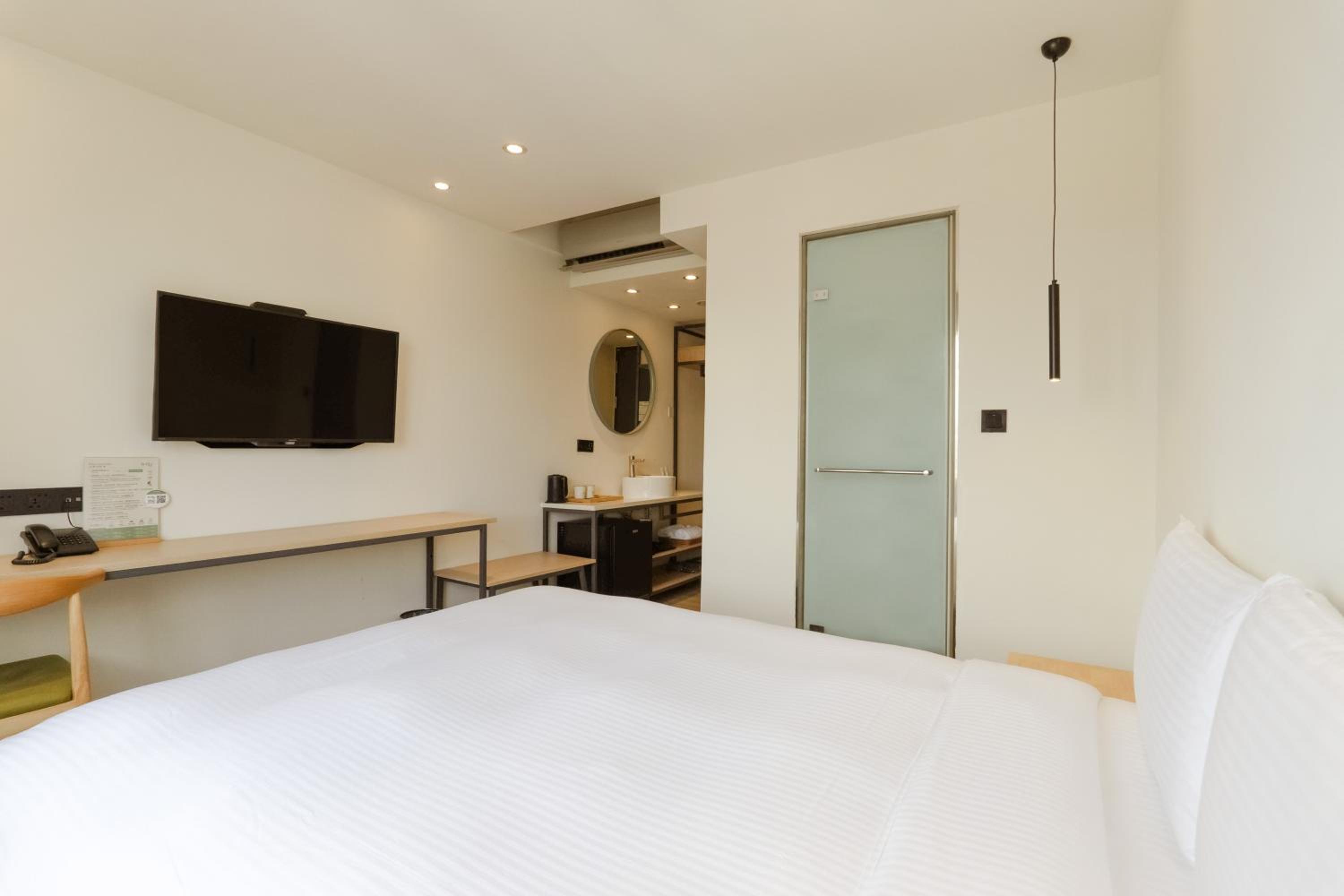 Budget Double Room - Photo 8