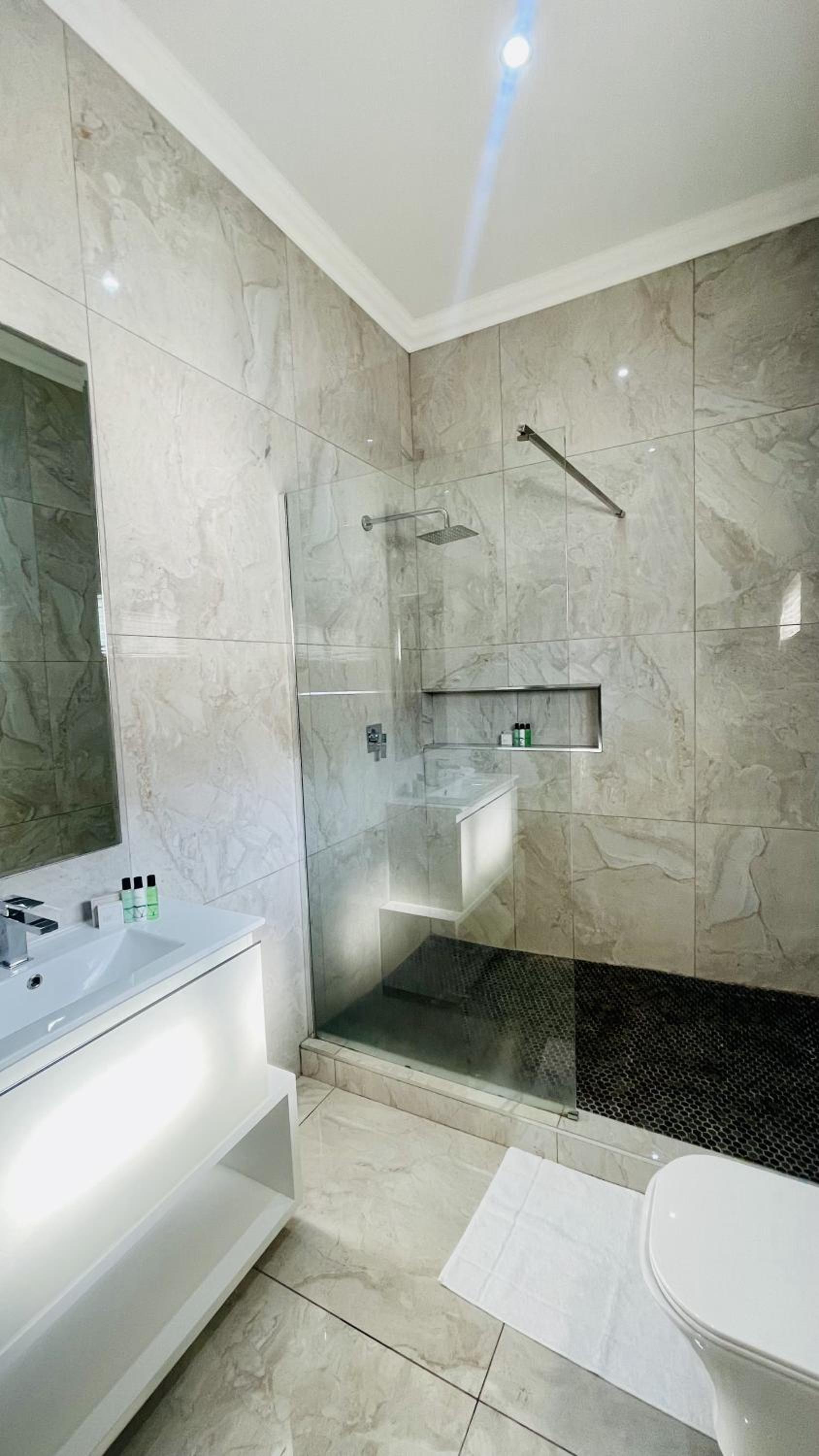 Double or Twin Room with Private Bathroom - Photo 3