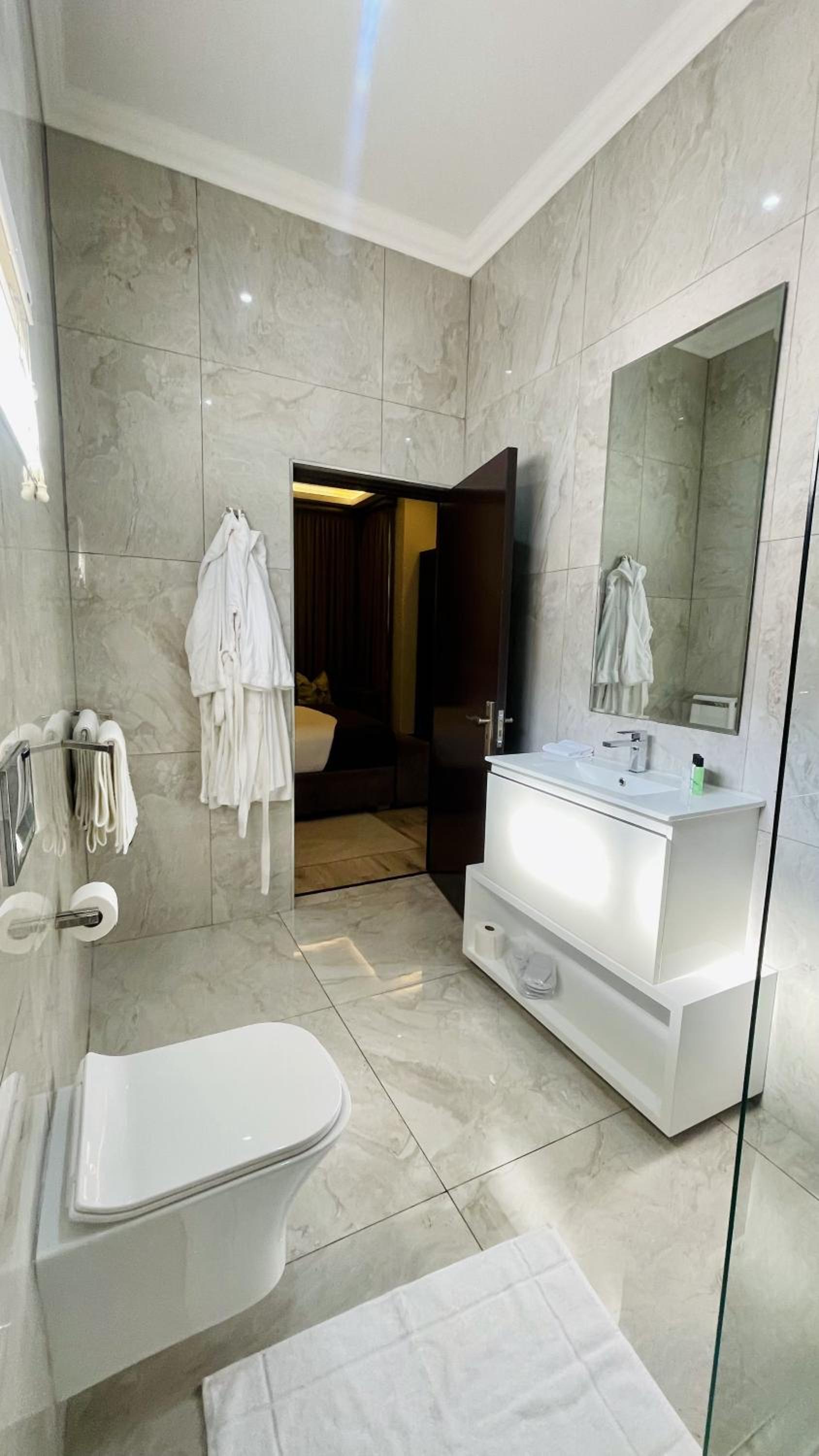 Double or Twin Room with Private Bathroom - Photo 2