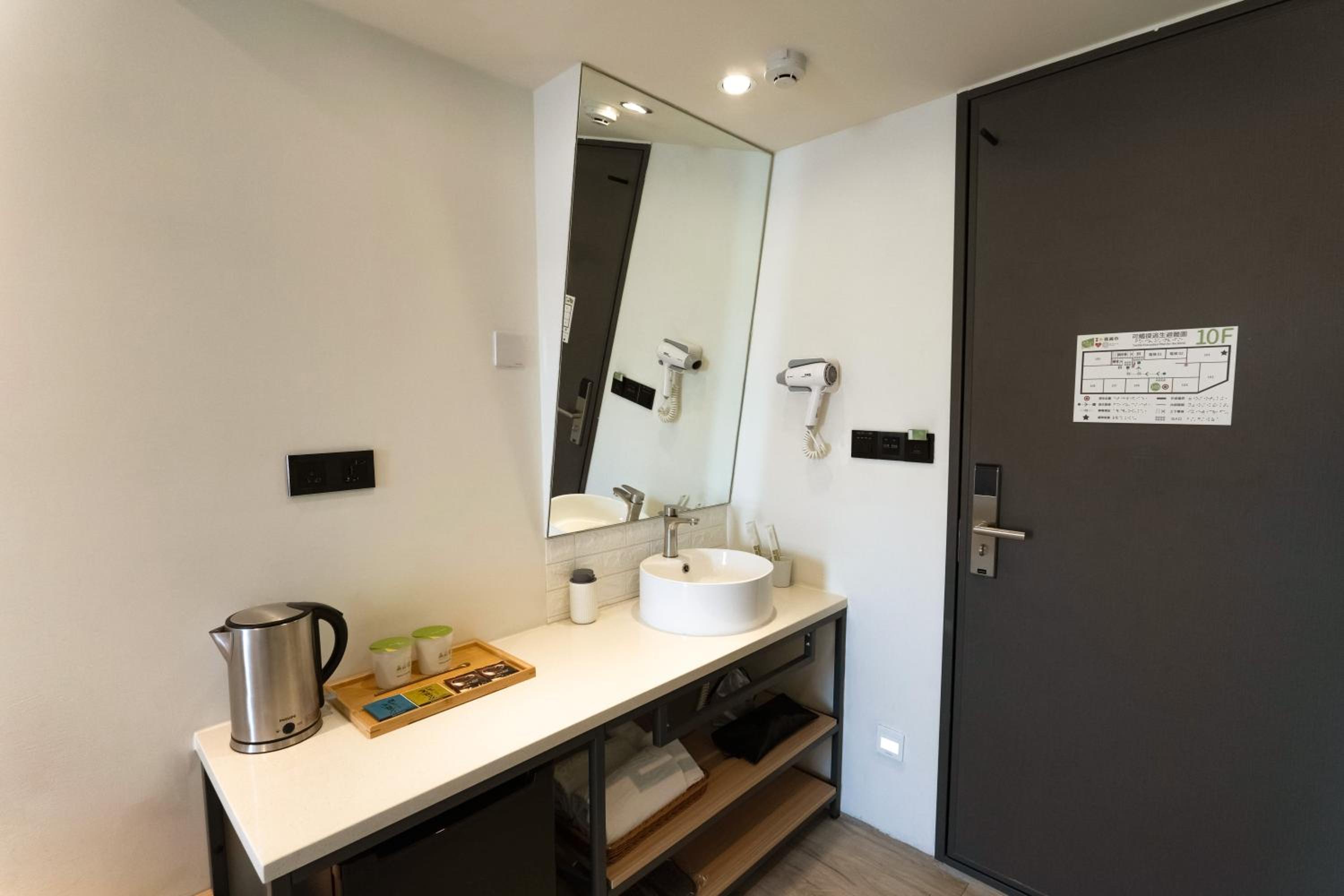 Deluxe Double Room - Photo 11