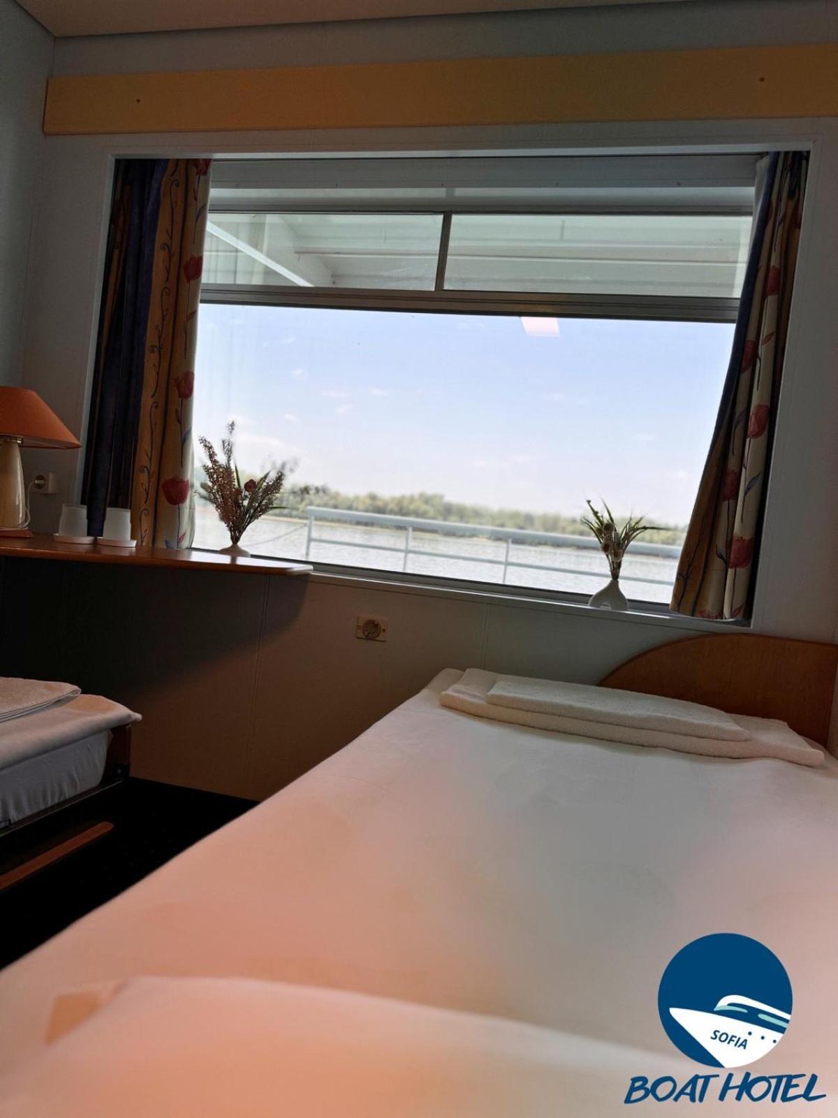 Twin Room with Lake View photo 3