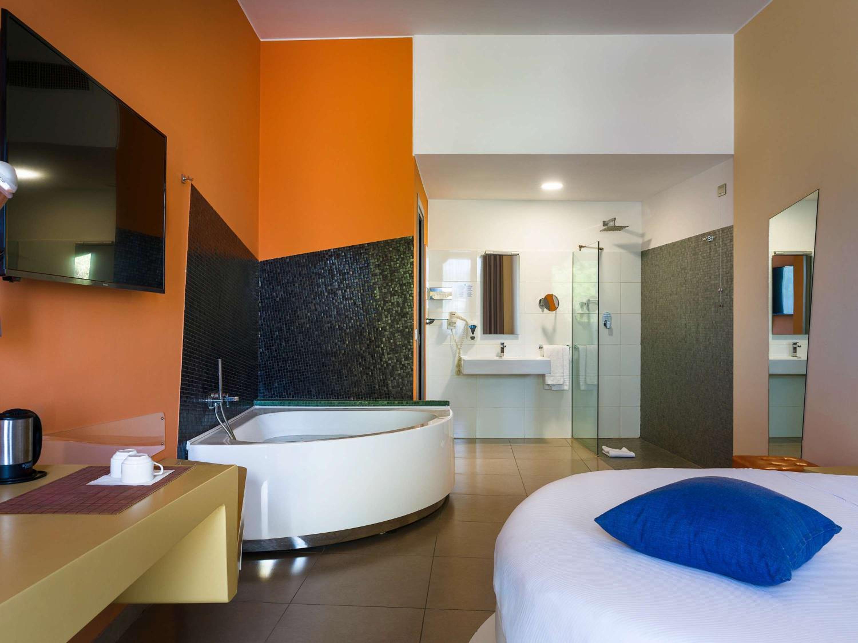 Superior Room with One King Bed, Spa Bath and View - Photo 1