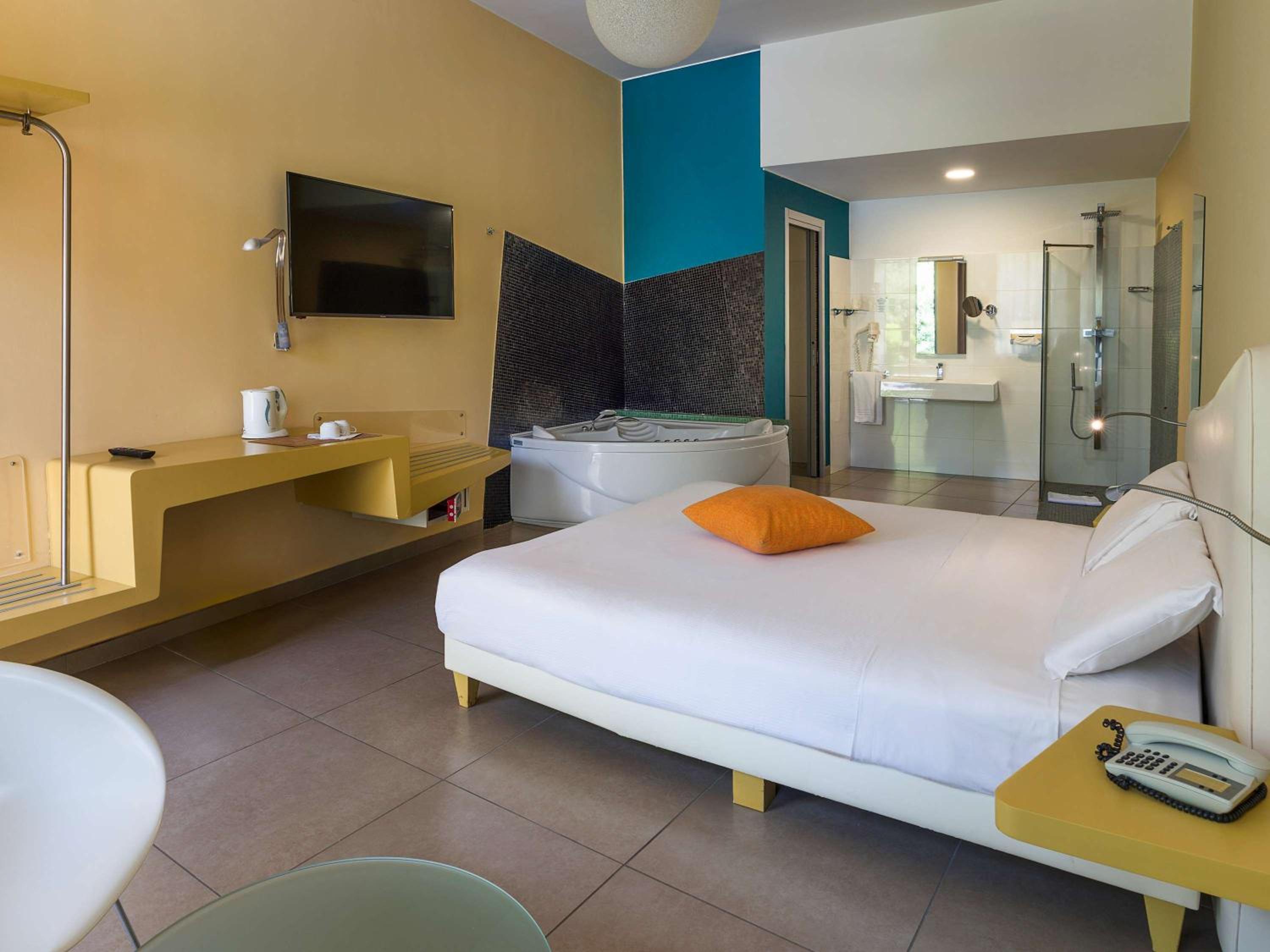 Superior Room with One King Bed, Spa Bath and View - Photo 4