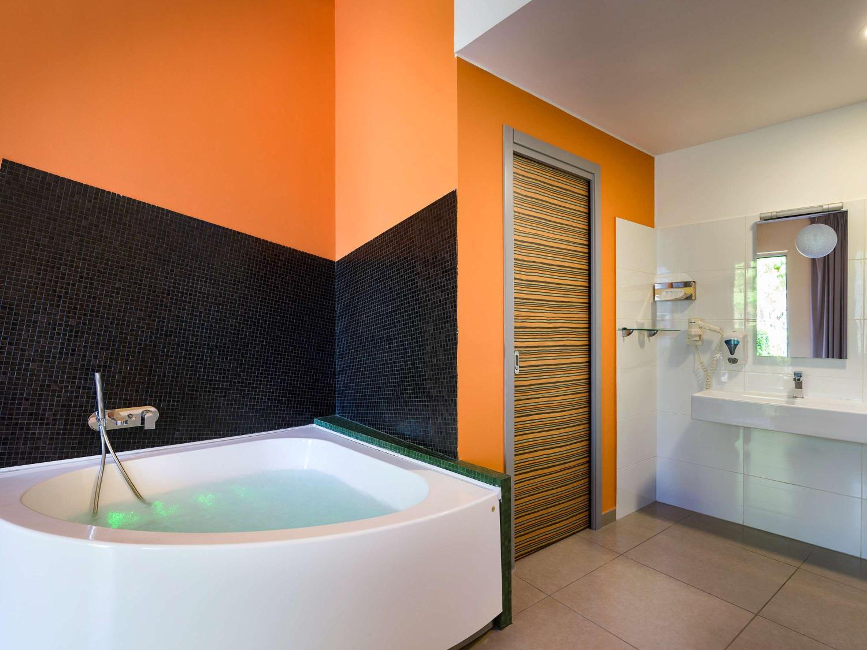 Superior Room with One King Bed, Spa Bath and View - Photo 5
