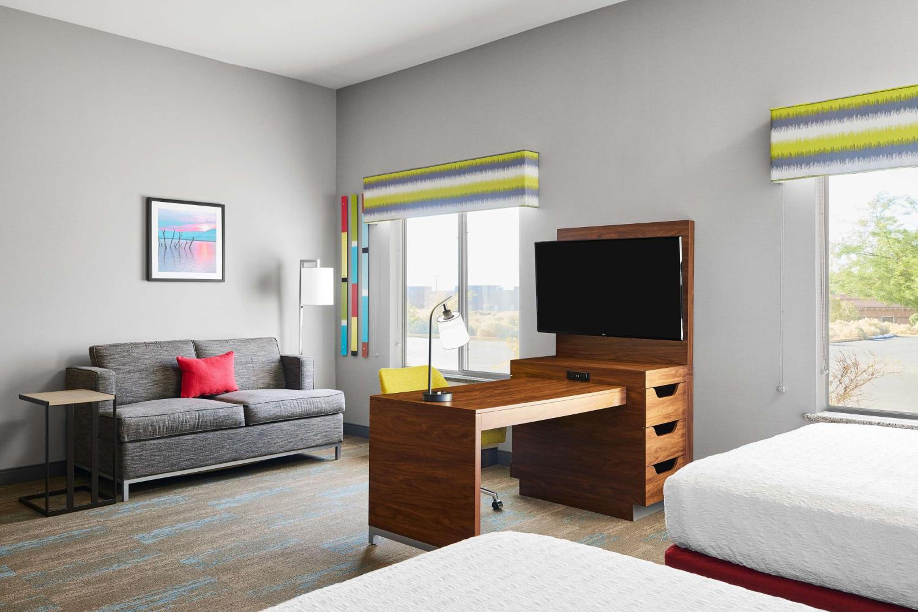Queen Studio Suite with Two Queen Beds - Non-Smoking - Photo 2