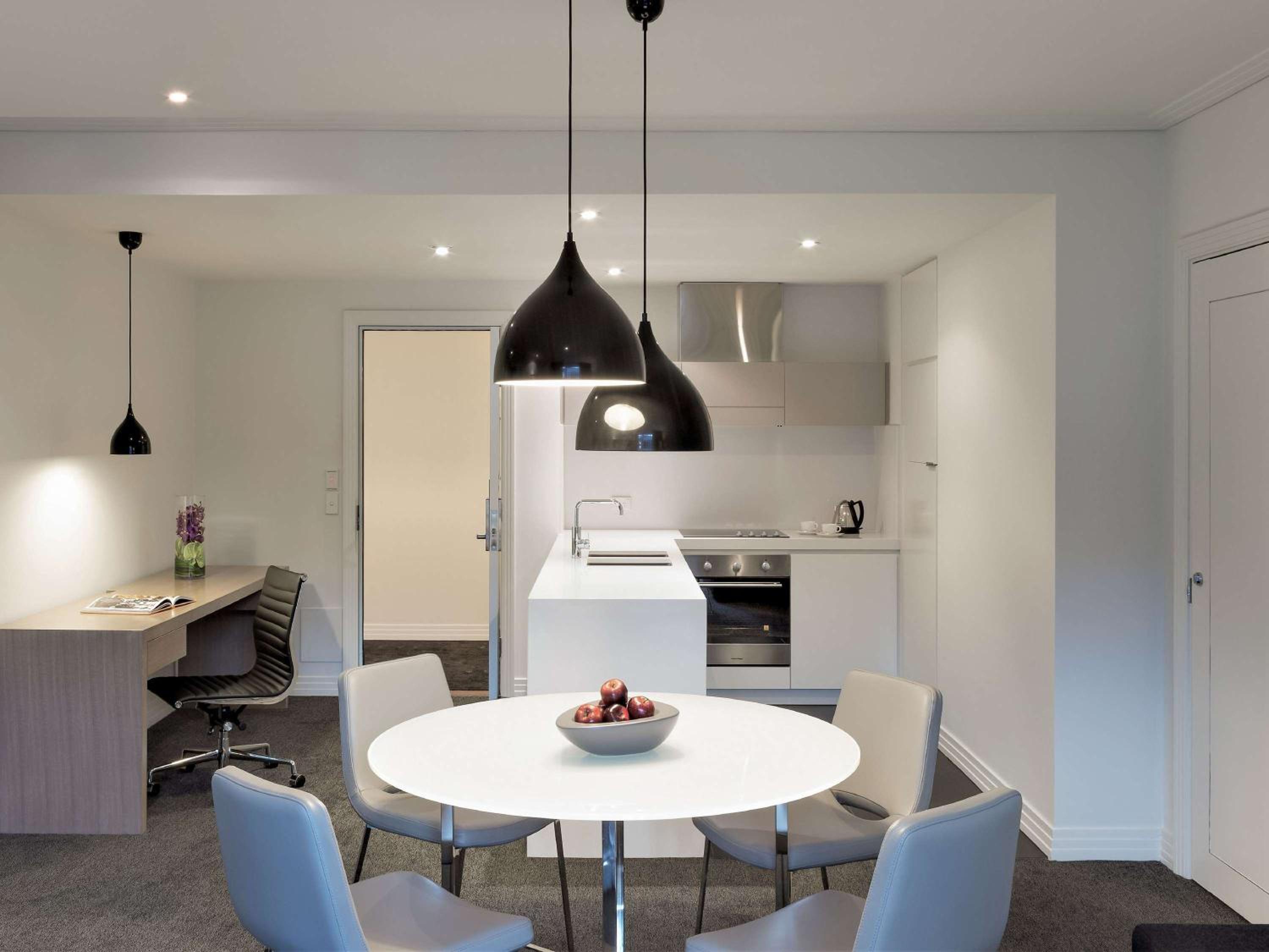 One-Bedroom Apartment with King Bed and Kitchenette  - Photo 8