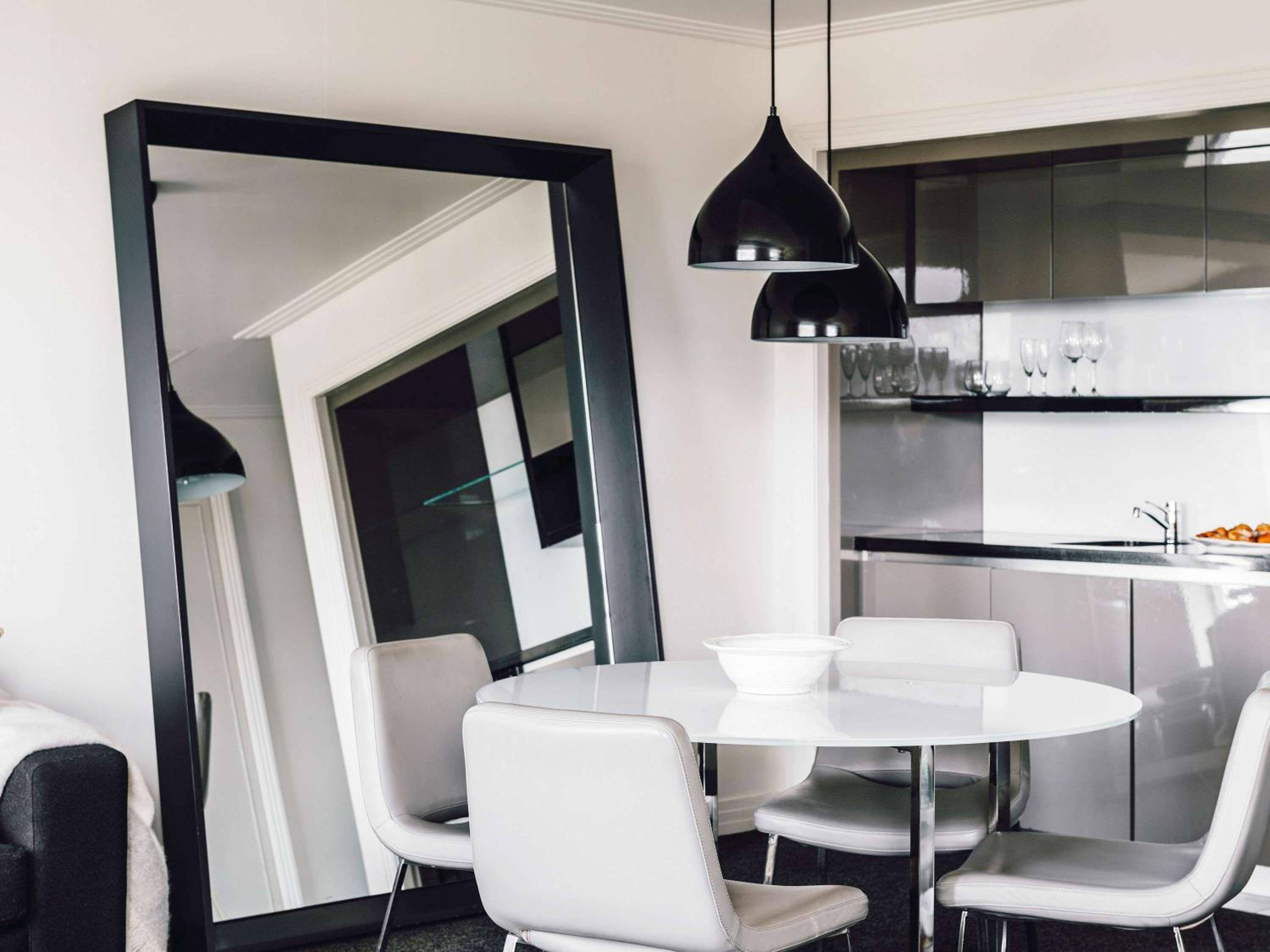 One-Bedroom Apartment with King Bed and Kitchenette  - Photo 2