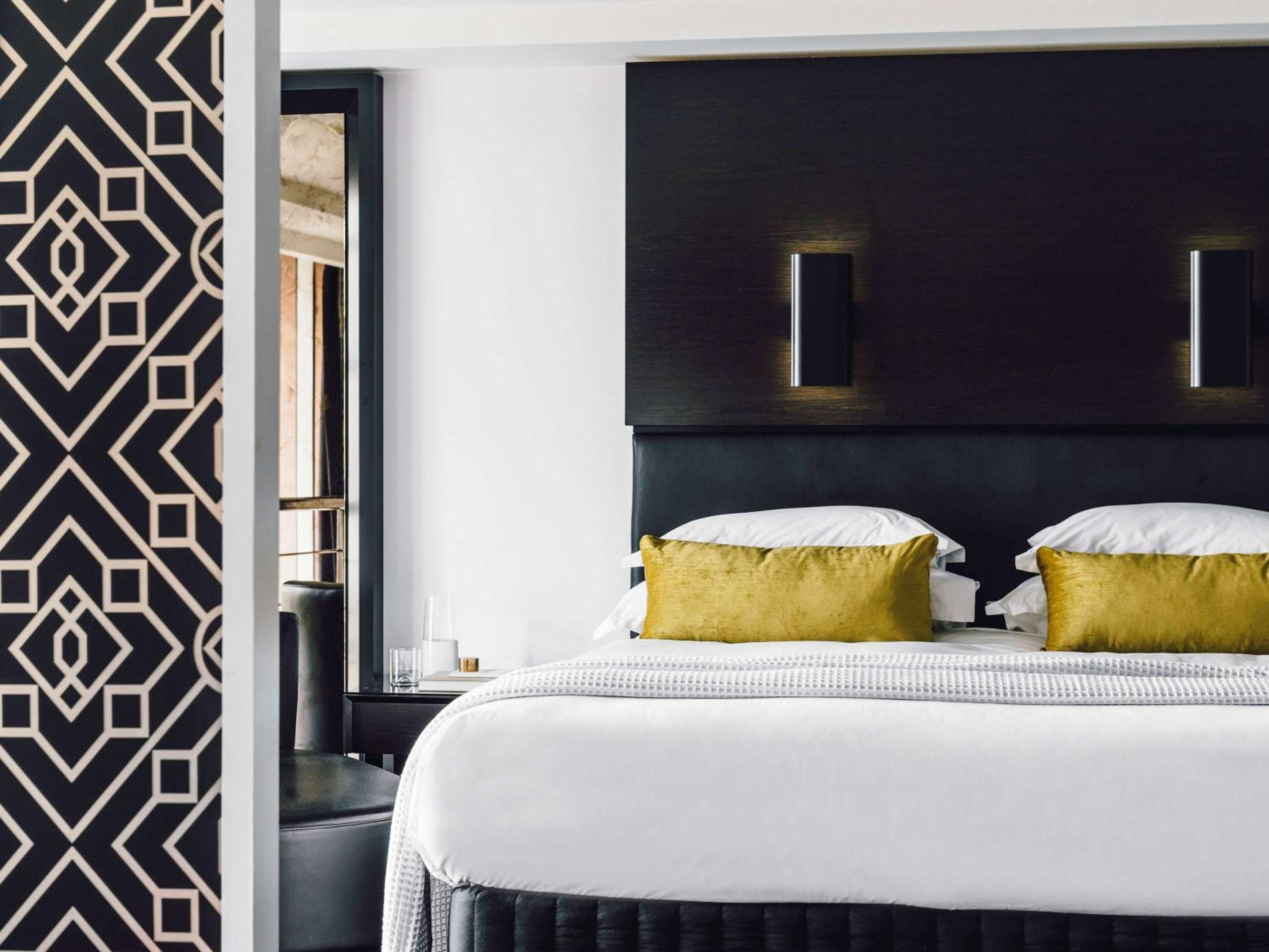 Gold Penthouse with One King Bed and Balcony - Photo 10