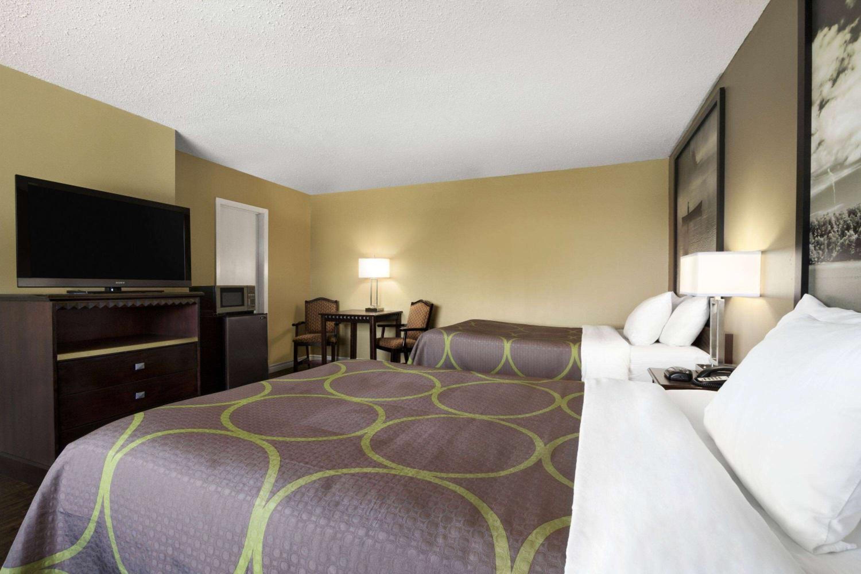 Queen Room with Two Queen Beds - Non-Smoking - Photo 1