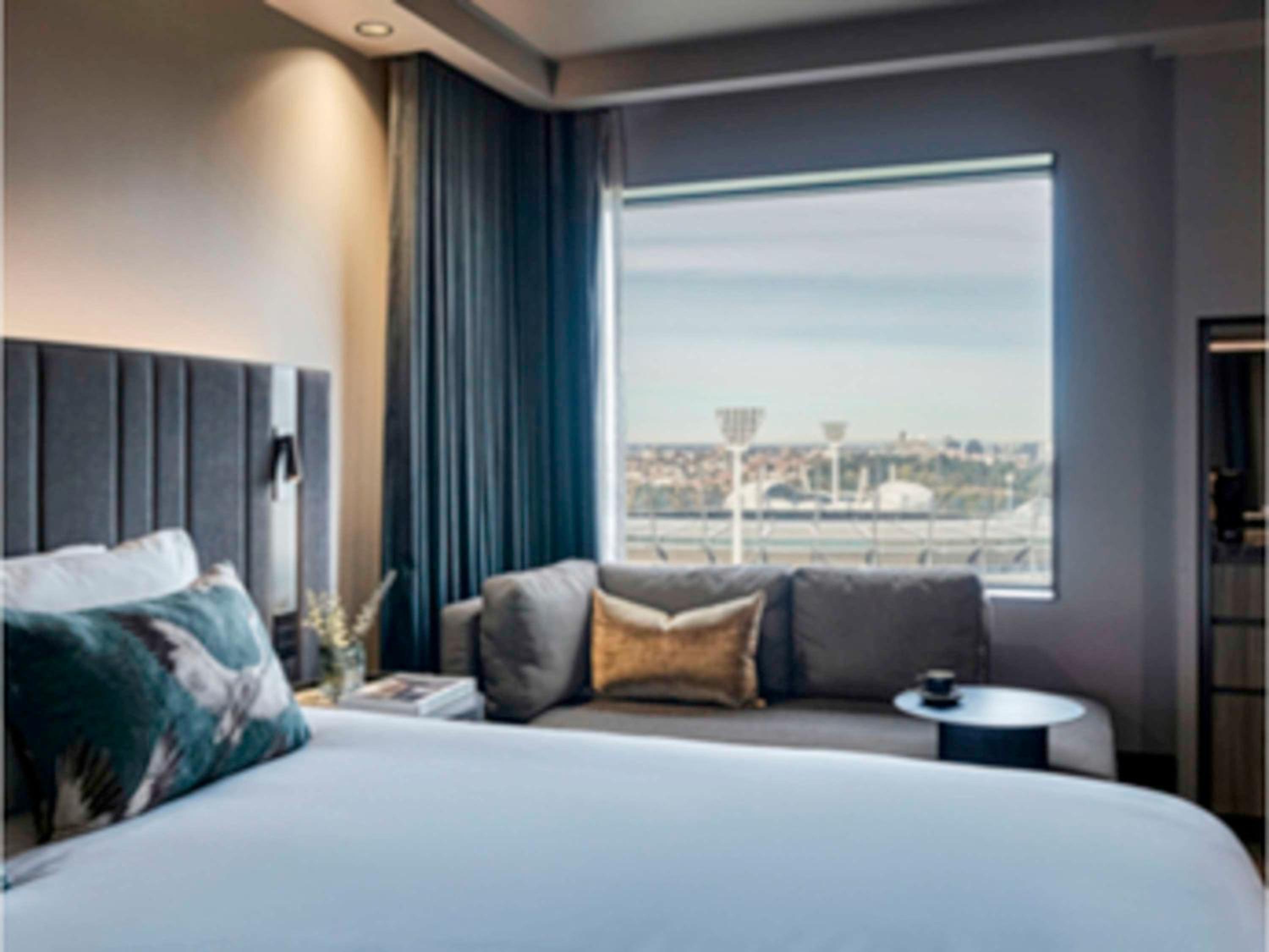 Deluxe Executive King Room with Lounge Access - High Floor - Photo 1