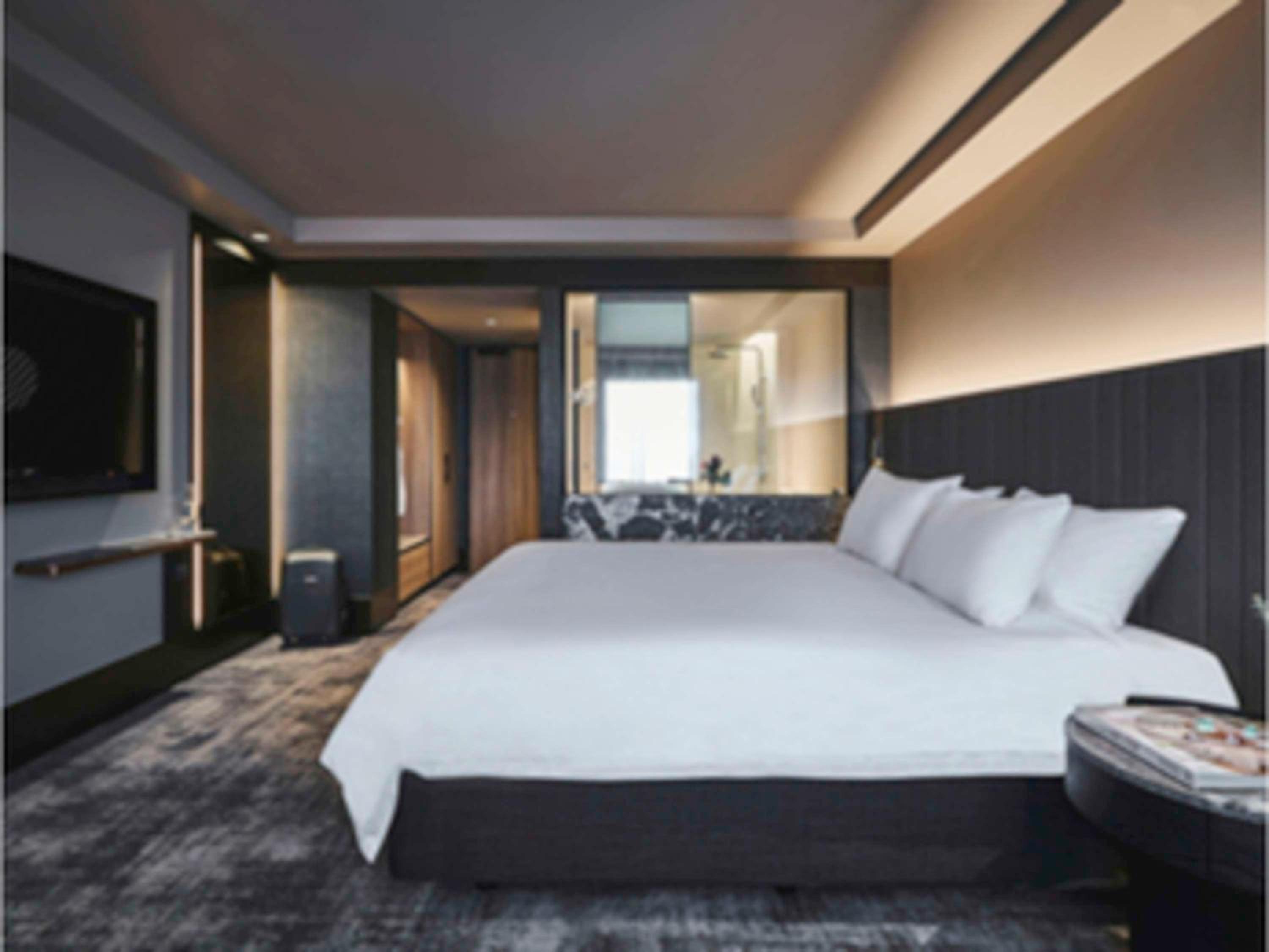 Deluxe Executive King Room with Lounge Access - High Floor - Photo 13