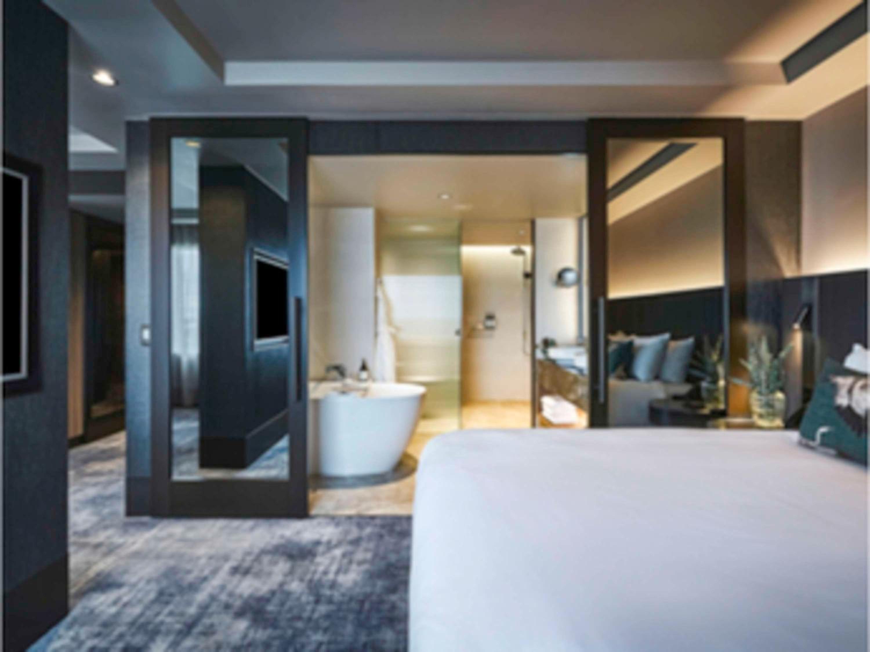 Deluxe Executive Suite with One King Bed and Lounge Access - High Floor Views - Photo 1