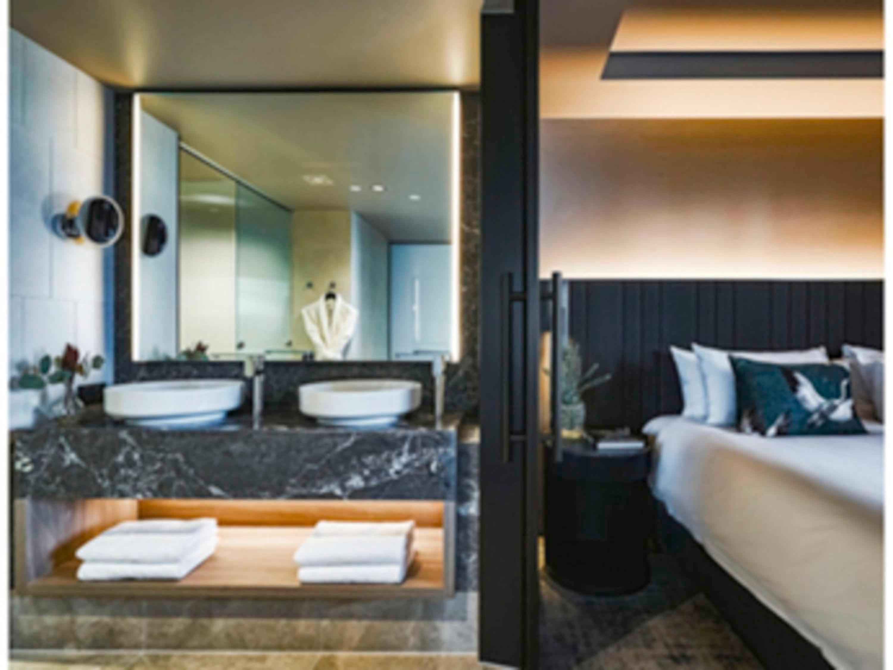 Superior King Suite with City and Garden View - Photo 8