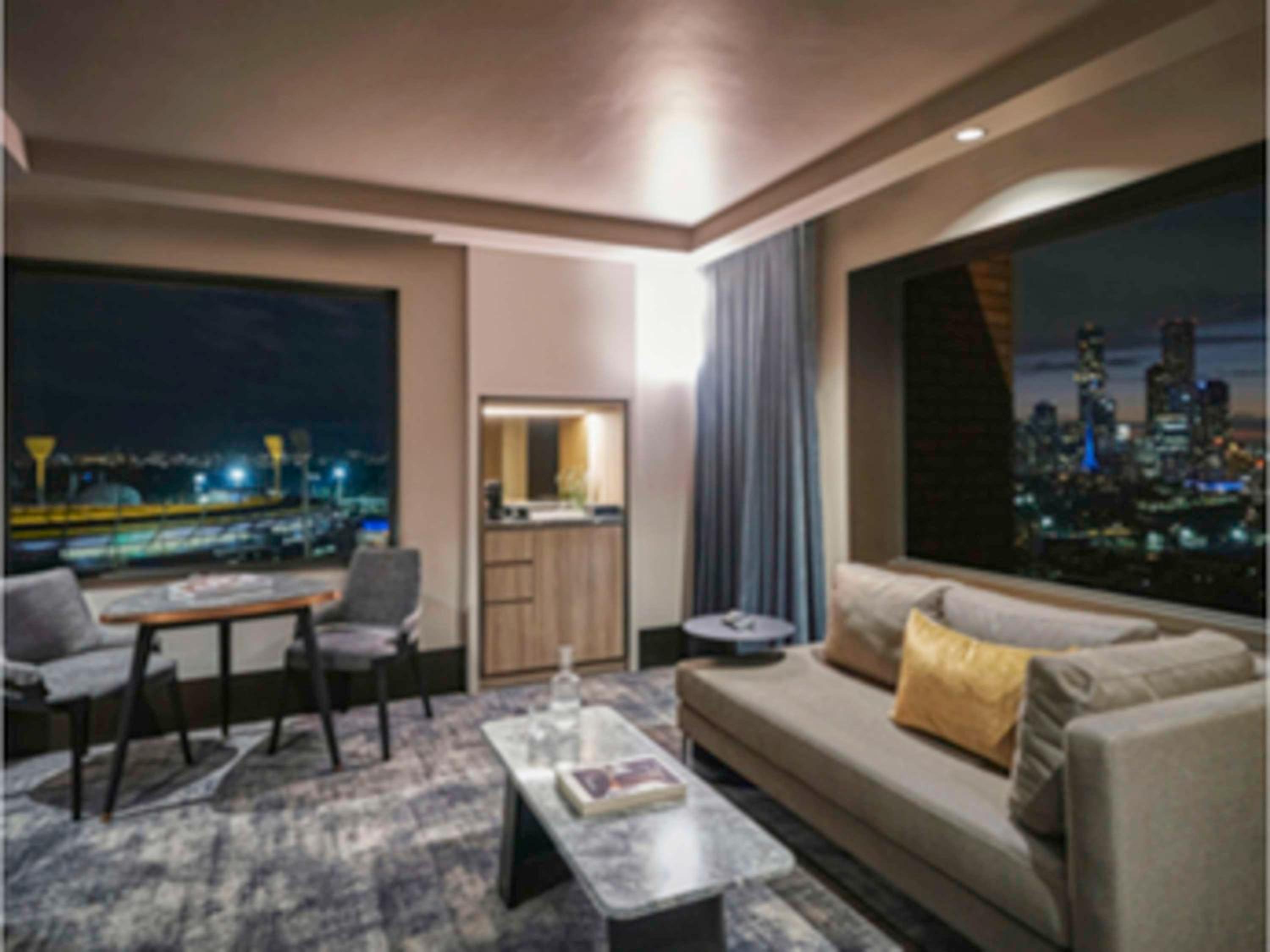 Deluxe Executive Suite with One King Bed and Lounge Access - High Floor Views - Photo 20