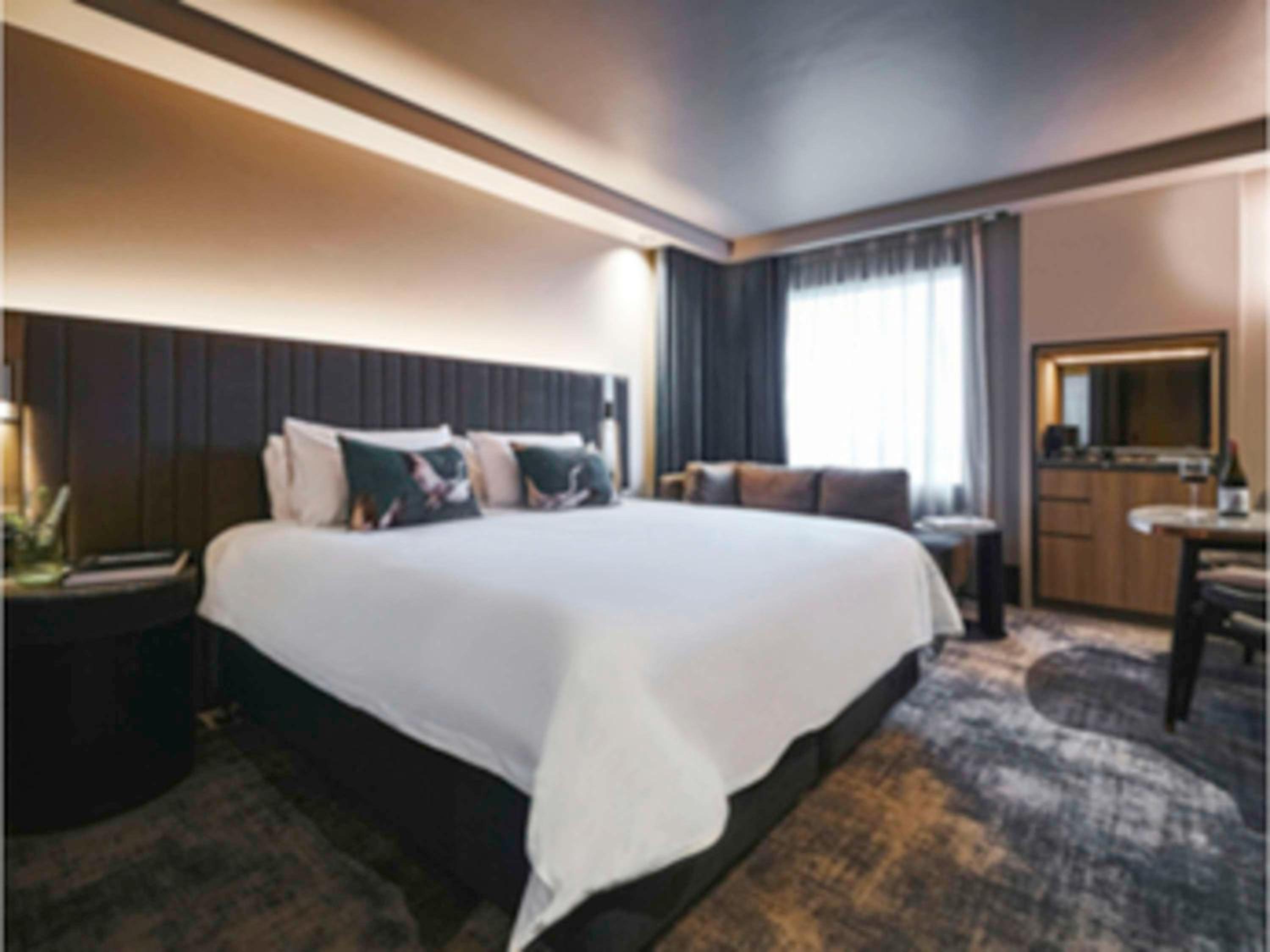 Premium Superior Room with One King or Two Single Beds,  High Floor With Views - Photo 11