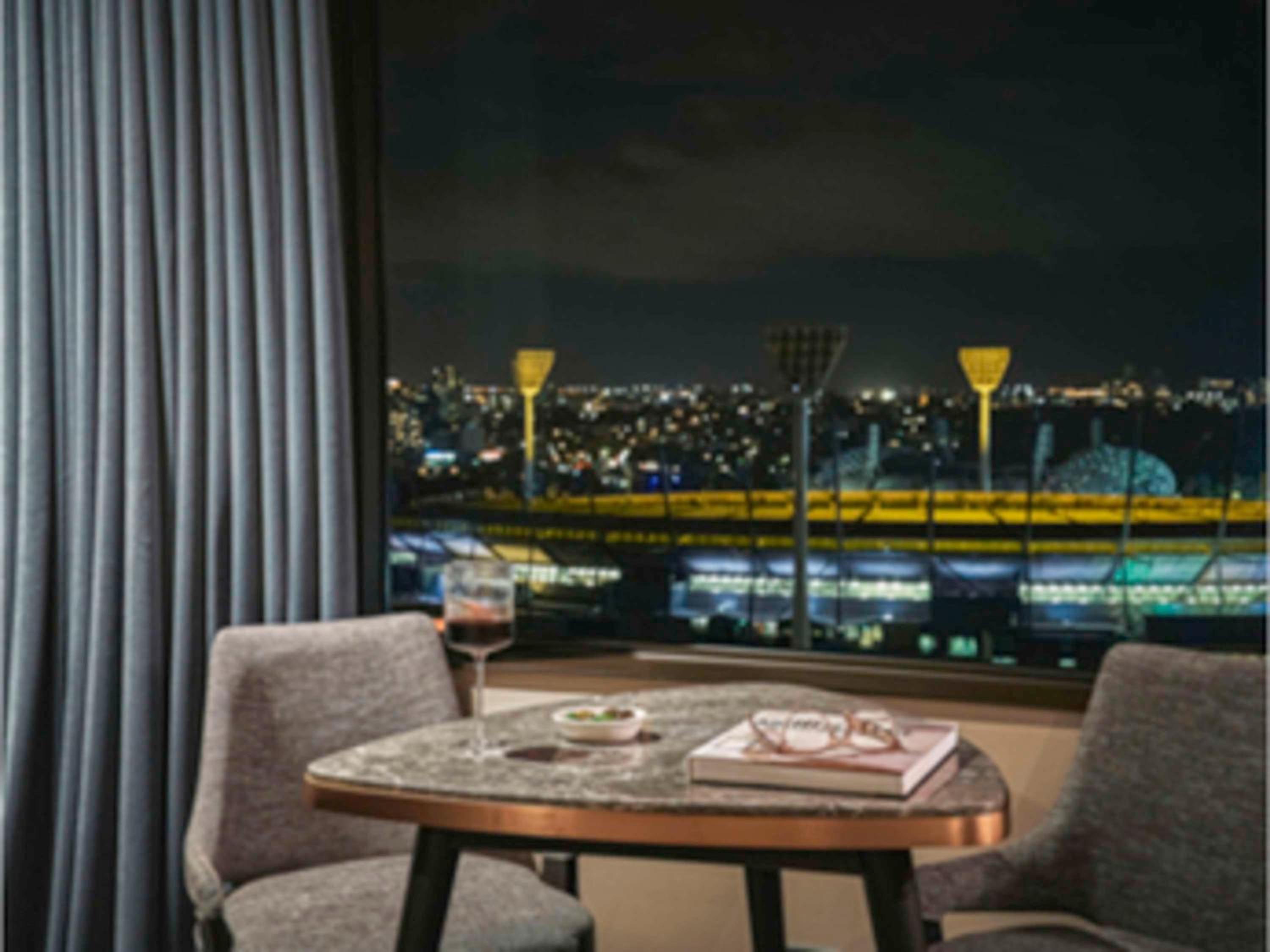 Deluxe Executive Suite with One King Bed and Lounge Access - High Floor Views - Photo 21