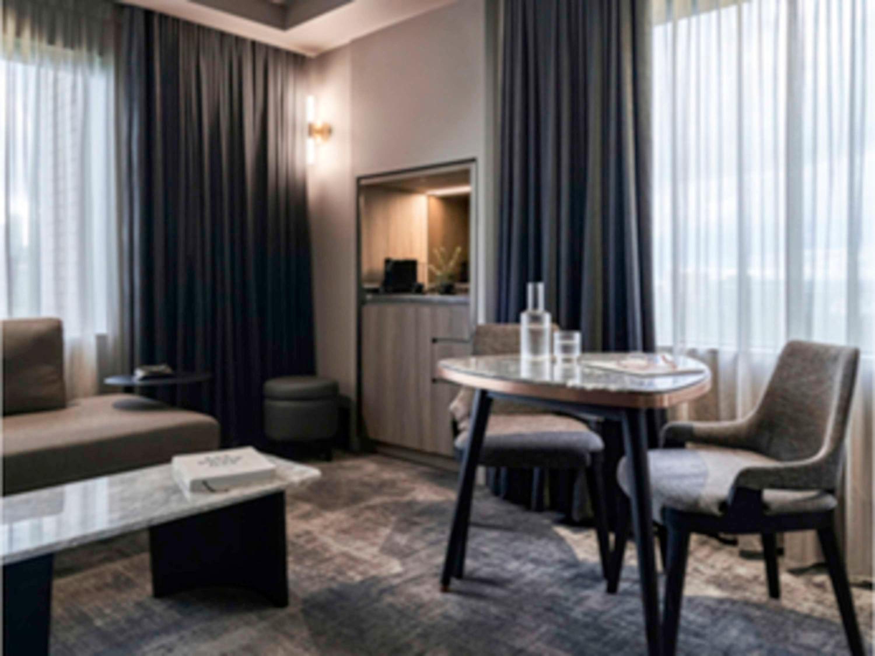 Deluxe Executive Suite with One King Bed and Lounge Access - High Floor Views - Photo 18