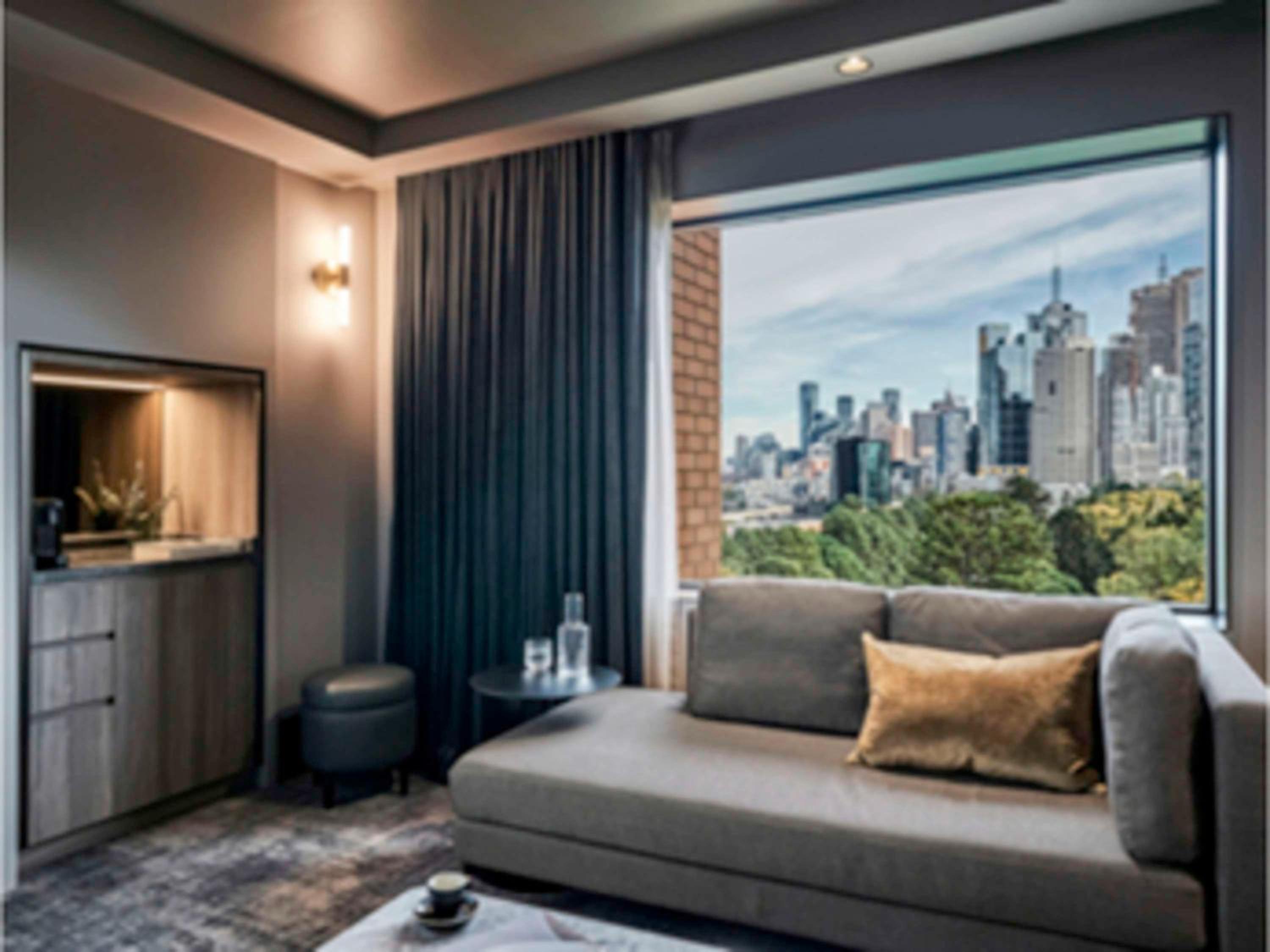 Deluxe Executive Suite with One King Bed and Lounge Access - High Floor Views - Photo 17