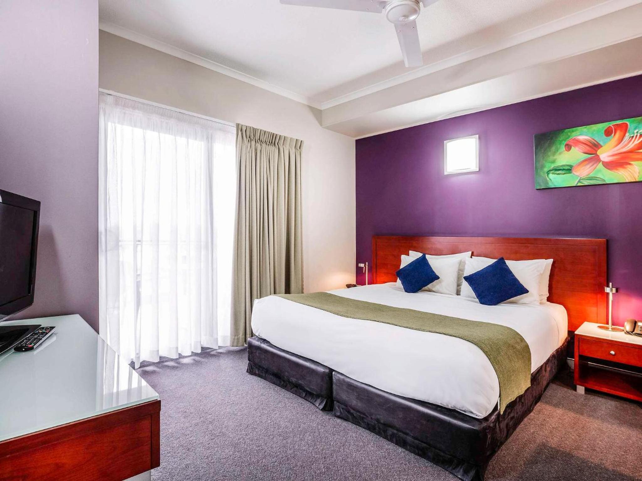 Two-Bedroom Suite with One King Bed and Two Single Beds - Photo 7