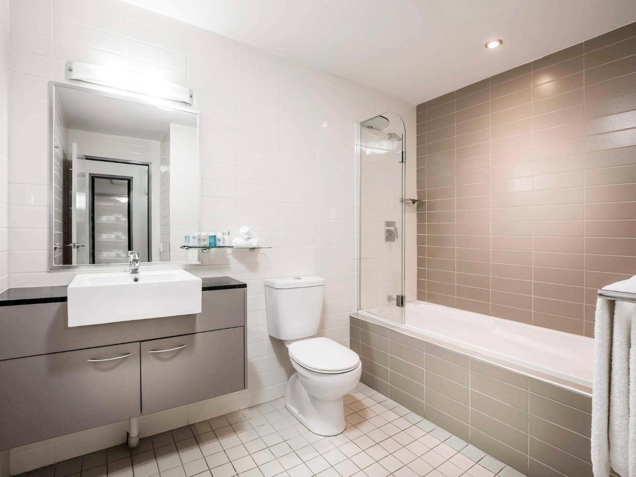 Two-Bedroom Suite with One King Bed and Two Single Beds - Photo 8