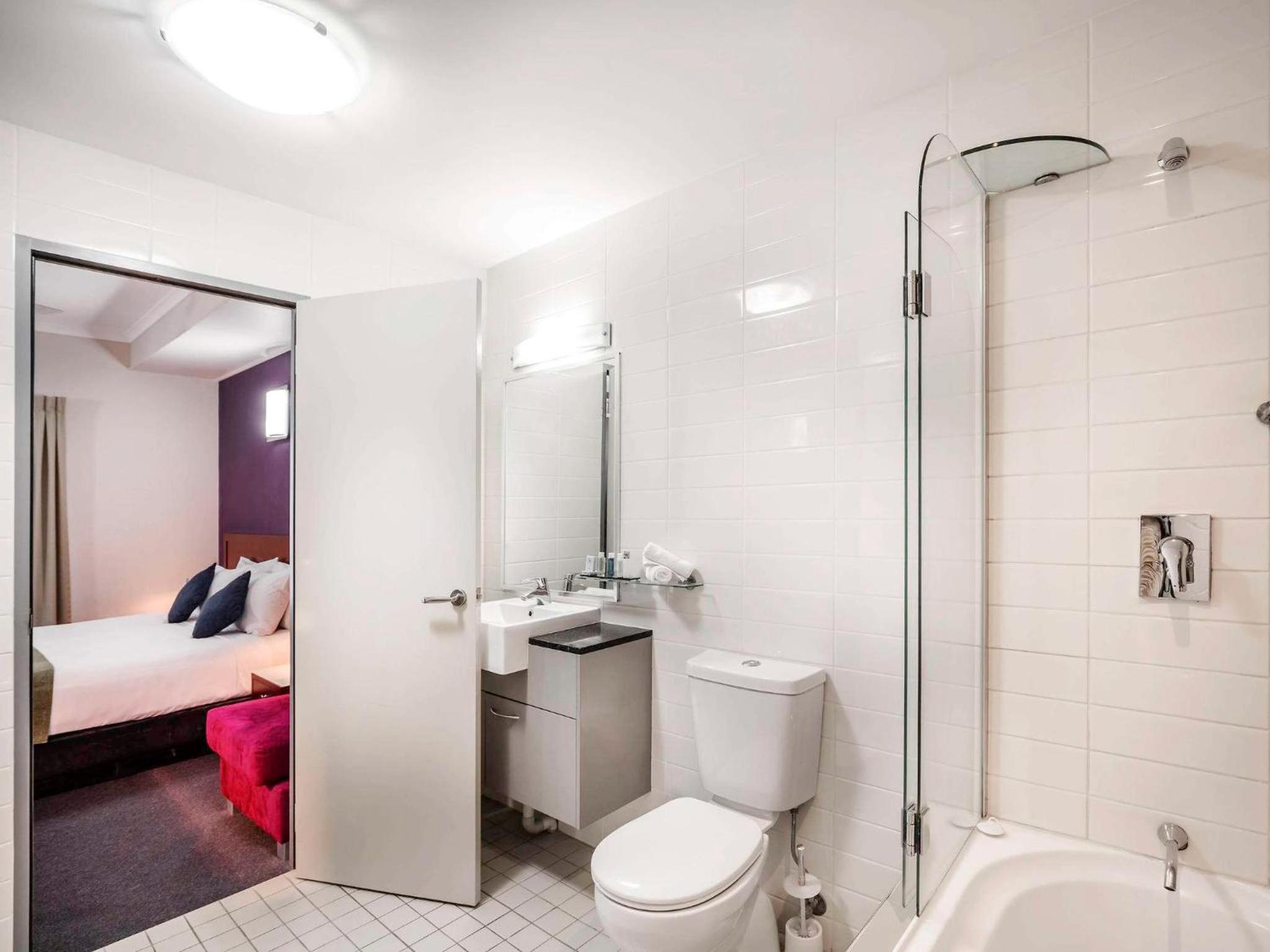 Two-Bedroom Suite with One King Bed and Two Single Beds - Photo 9
