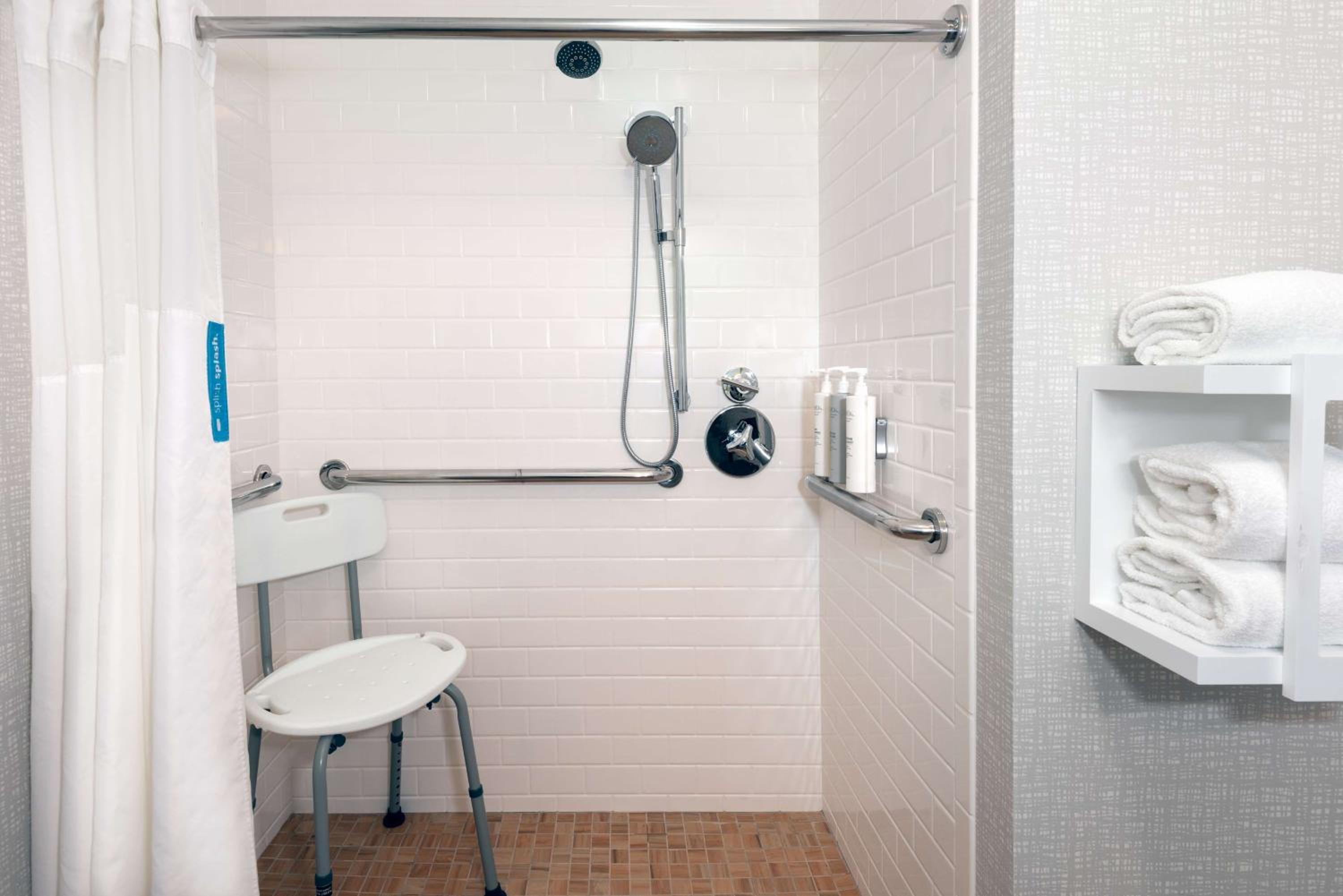 King Room with Roll-In Shower - Mobility Access/Non-Smoking - Photo 3