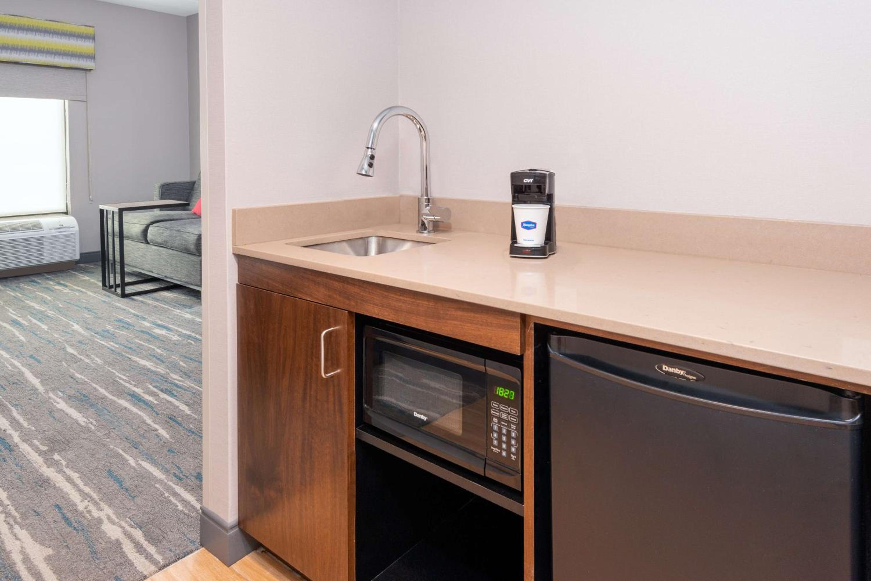 One-Bedroom King Suite - Non-Smoking - Photo 3