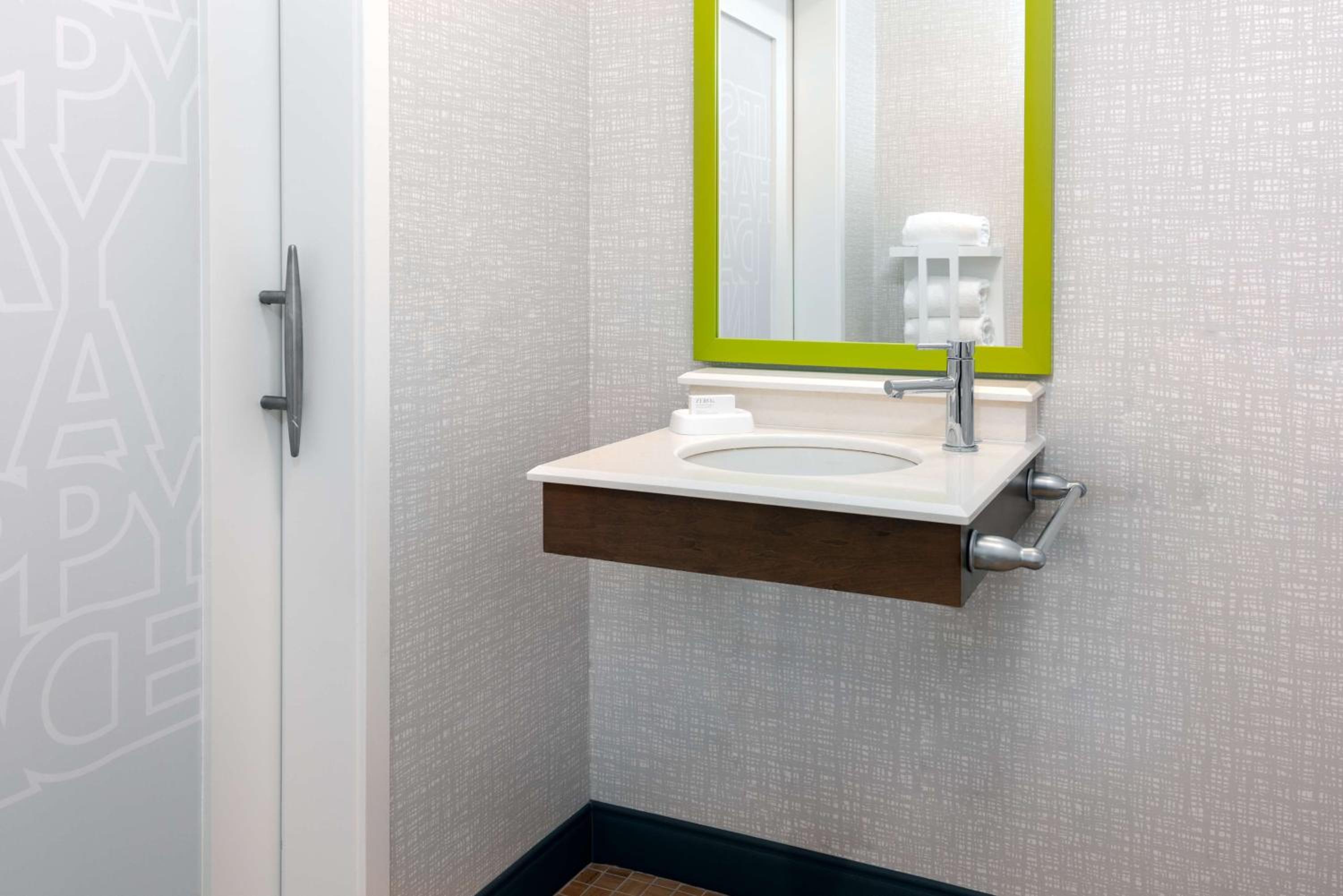 King Room with Roll-In Shower - Mobility Access/Non-Smoking - Photo 2