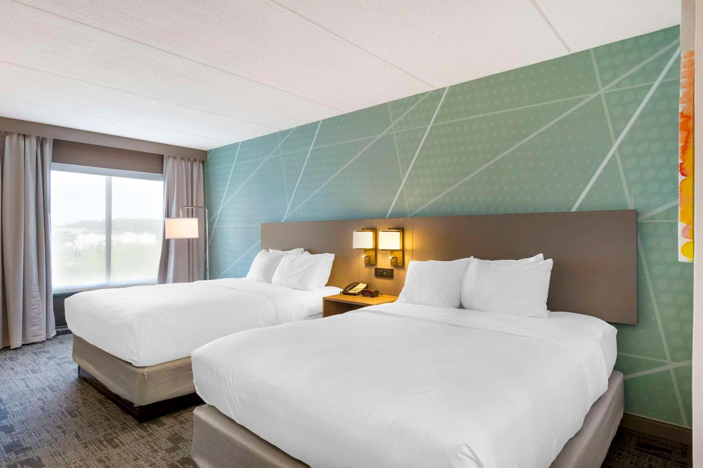 Queen Room with Two Queen Beds - Non-Smoking - Photo 1