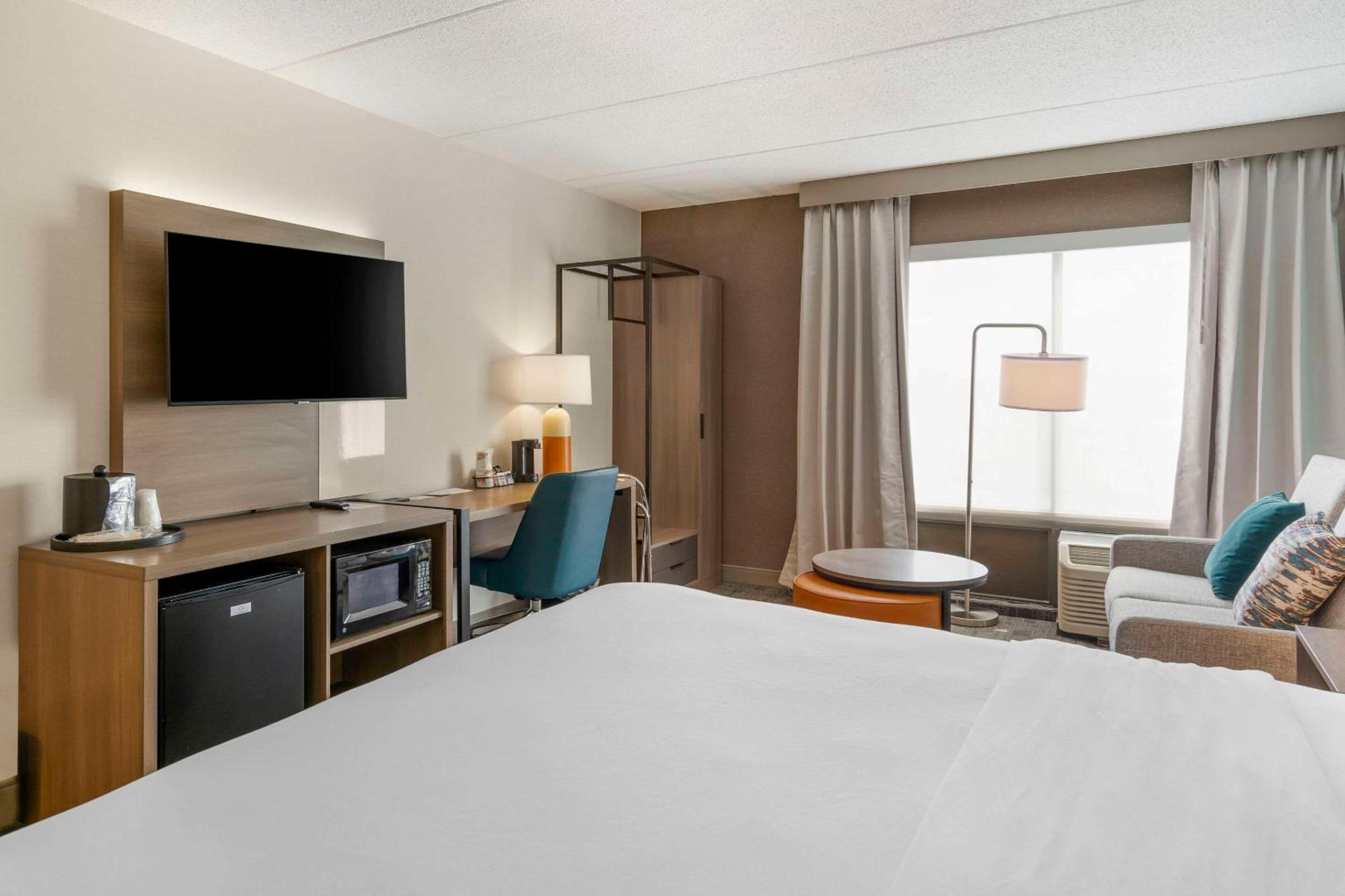 Standard King Room with Sofa Bed - Non-Smoking - Photo 4