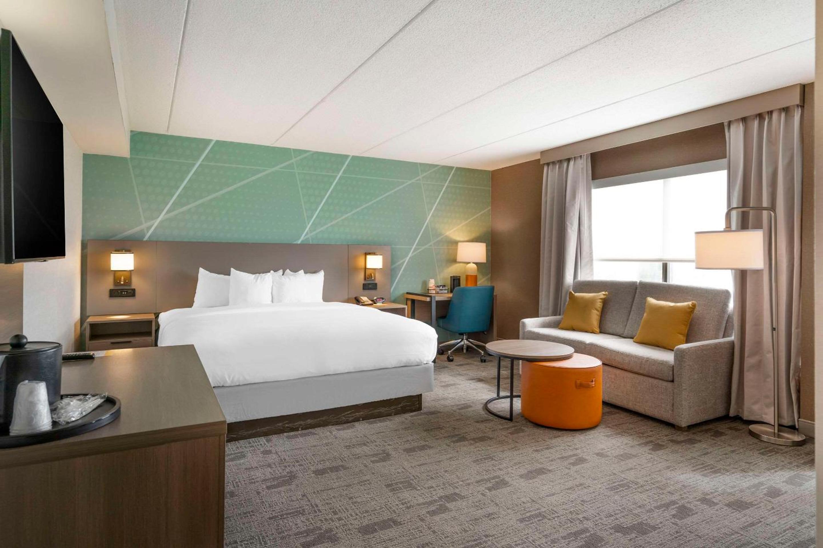 Standard King Room with Sofa Bed - Non-Smoking - Photo 1