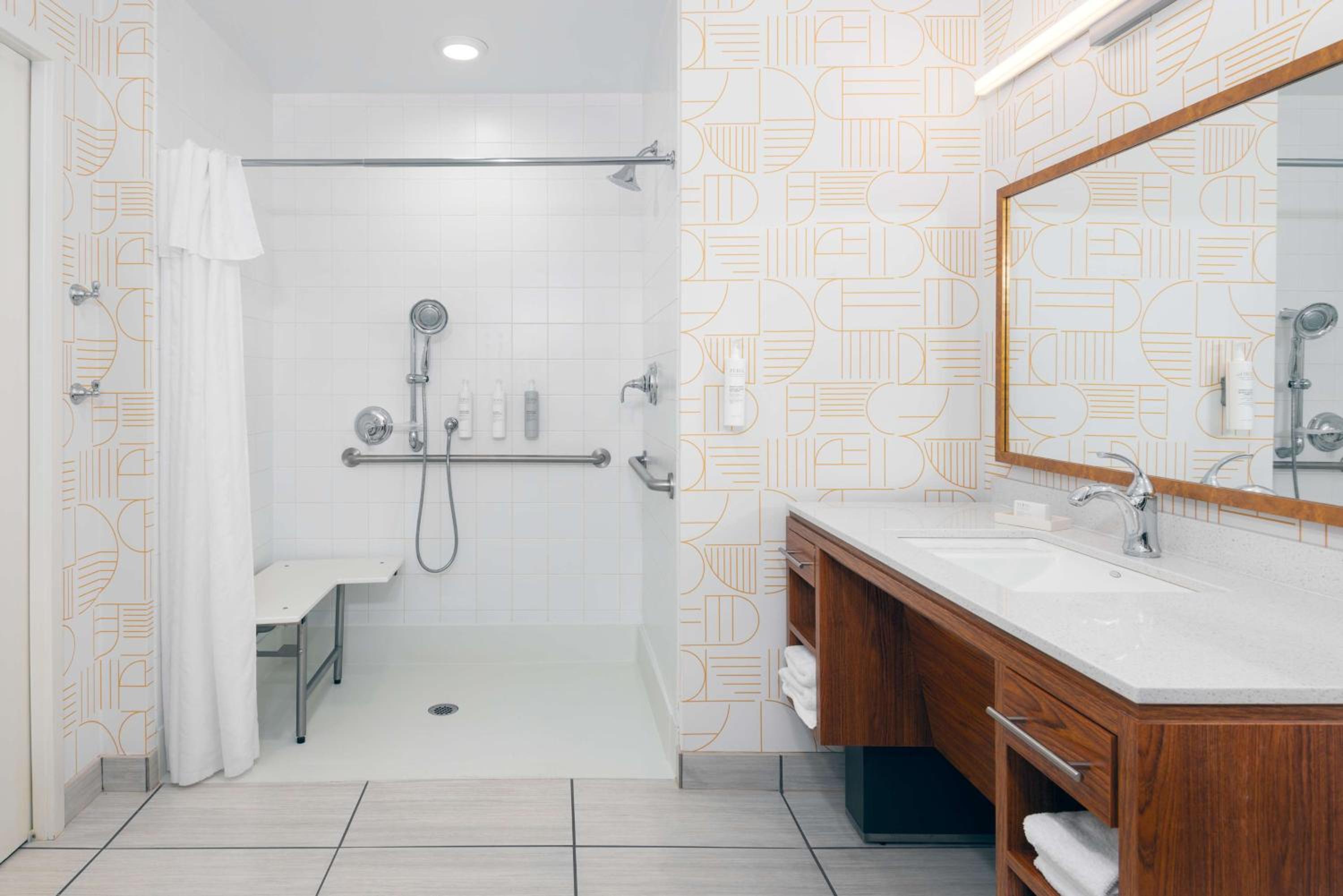 King Suite with Roll-In Shower - Mobility and Hearing Access/Non-Smoking photo 2